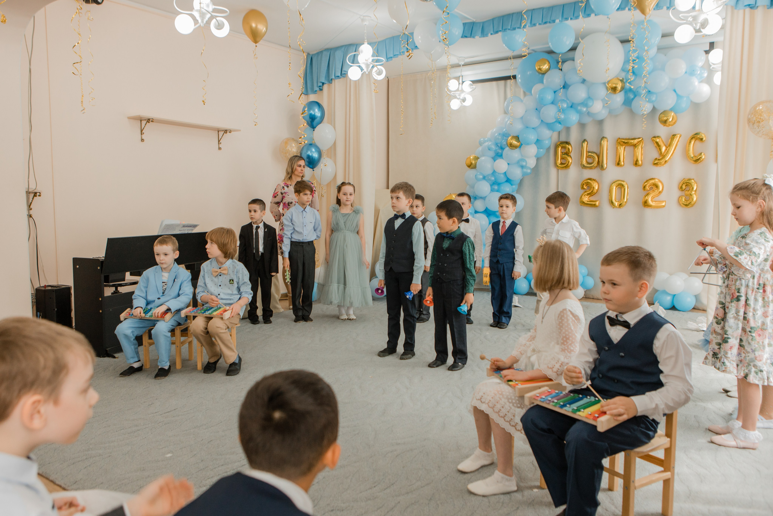 Фотосъемка выпускного в детском саду. Видеосъемка и фотосъемка свадеб. Фотограф и оператор на свадьбу. Видеосъемка подкастов, собственная видео-фотостудии. Предметная фотосъемка