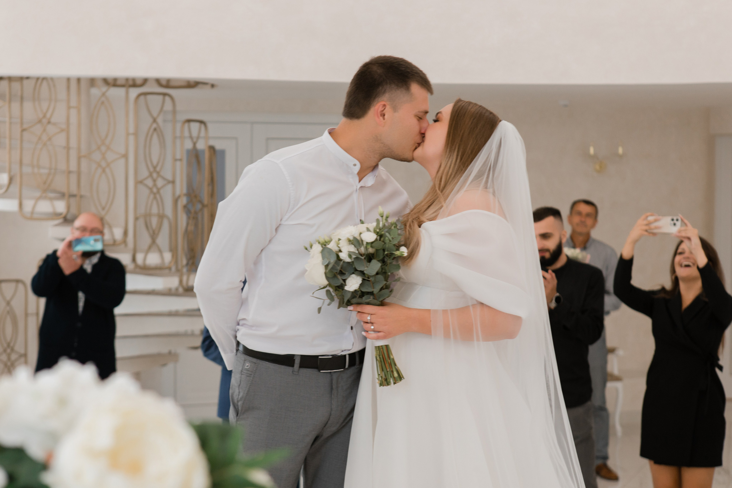 Отдел ЗАГС Администрации Фрунзенского района. Видеосъемка и фотосъемка свадеб. Фотограф и оператор на свадьбу. Видеосъемка подкастов, собственная видео-фотостудии. Предметная фотосъемка