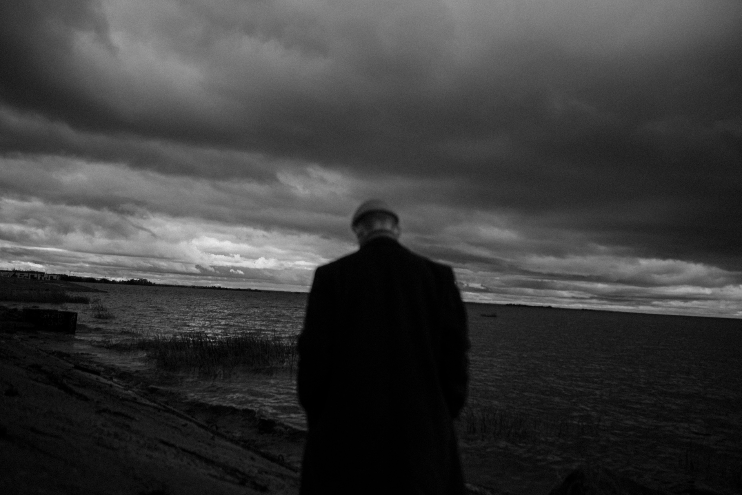 фото мужчина уходит в даль на фоне неба 