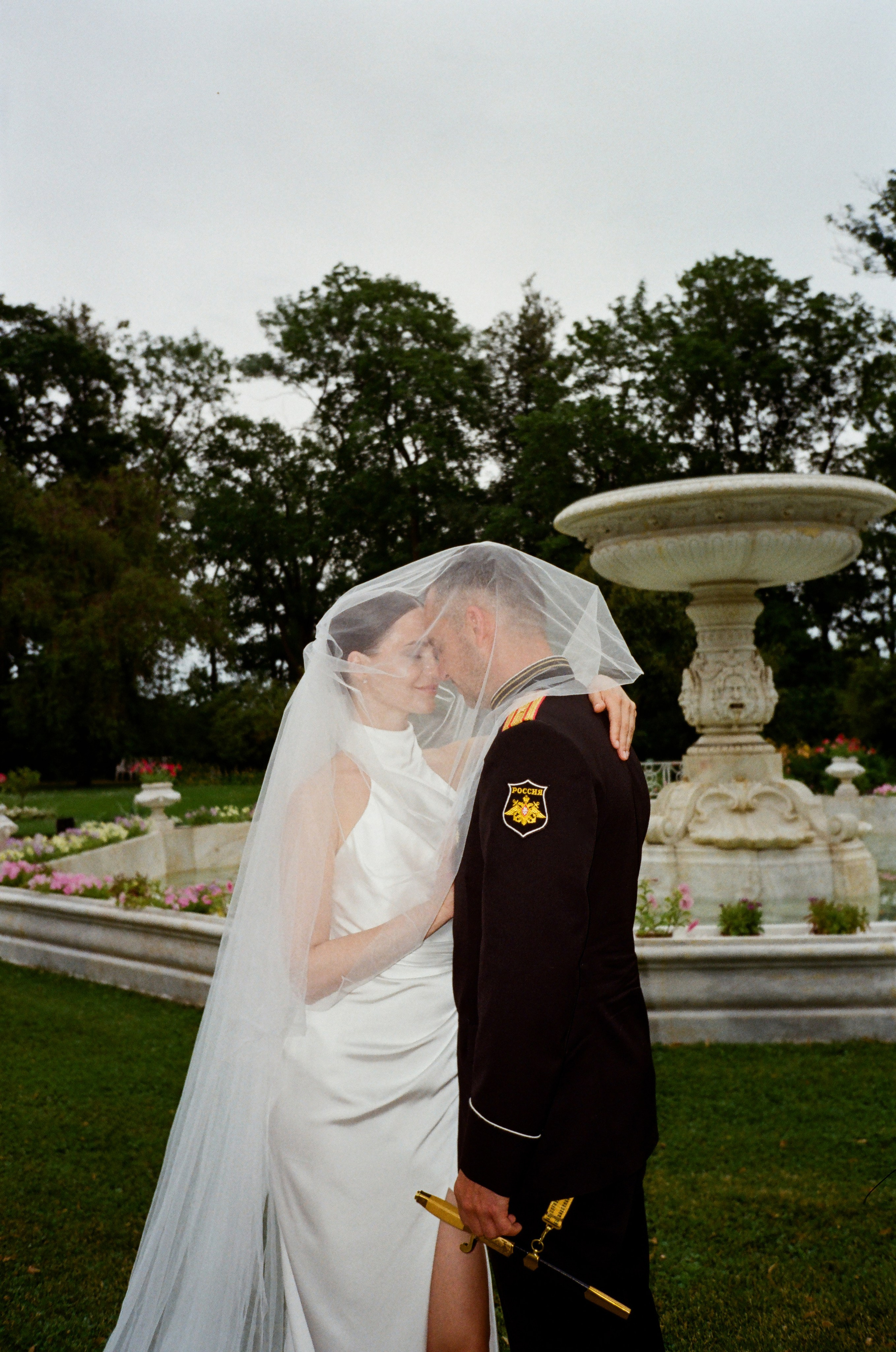 Свадебная фотосессия на пленку. Сестры Карабаза. Фотографы и ретушеры в Москве и Санкт-Петербурге