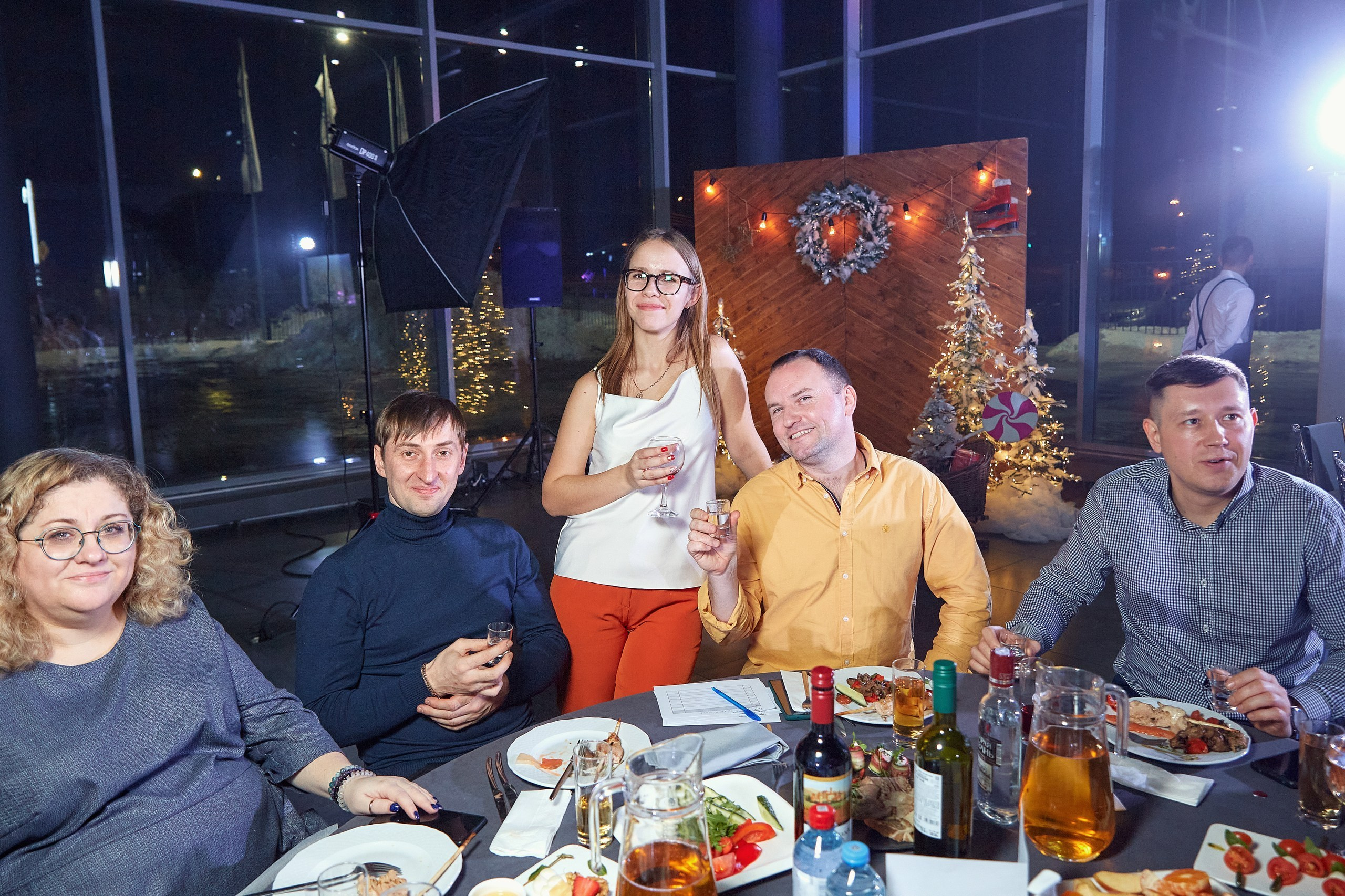 Транс-Инвест / Новогодний корпоратив на территории автосалона. Антон Артюшин, портретный фотограф. Москва