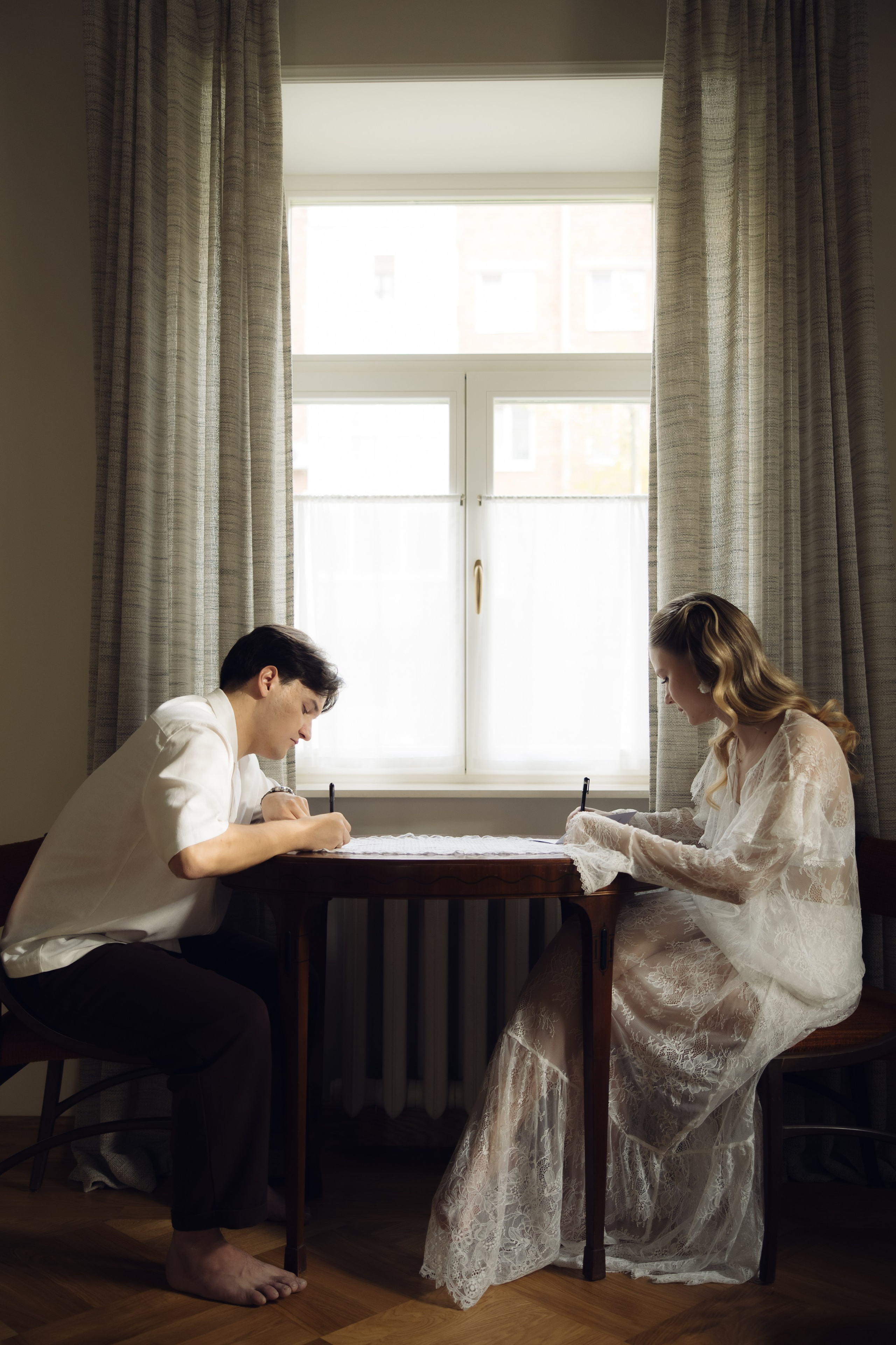 Таня и Тимур, утренние сборы в квартире и свадебный ужин. Фотограф любви в городе Казань