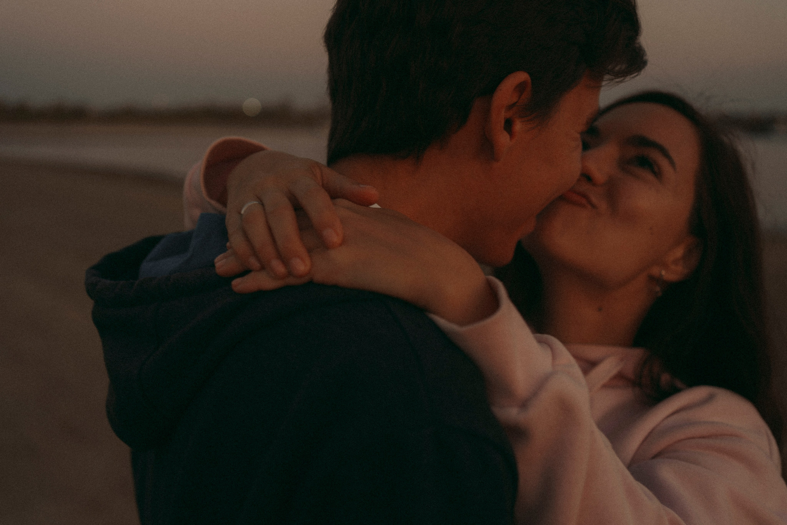 Love Story в свадебных нарядах на берегу реки. Портретный фотограф в Казани, Красной Поляне и Сочи Анна Кузнецова