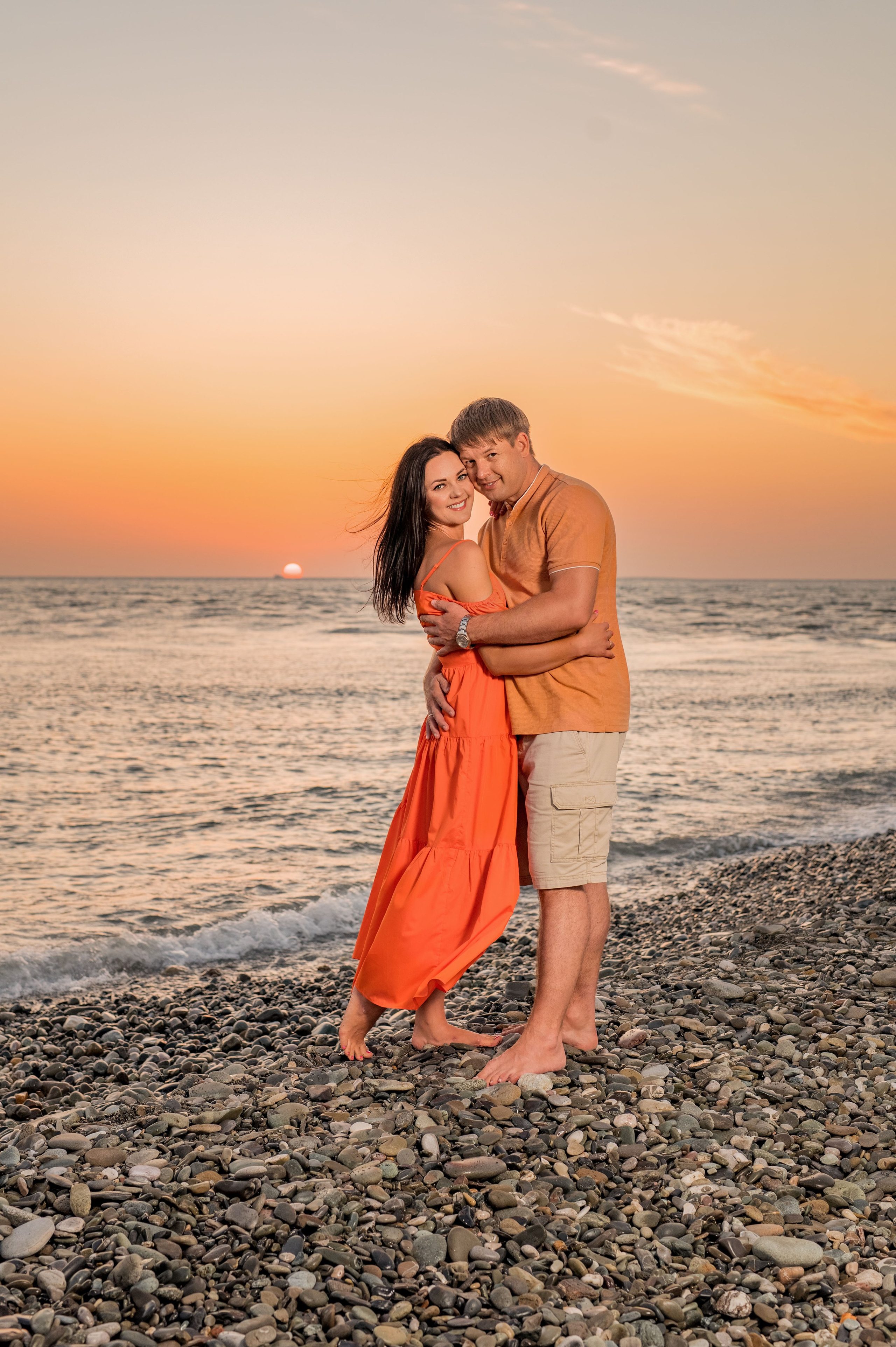 Влюбленная пара на море во время заката