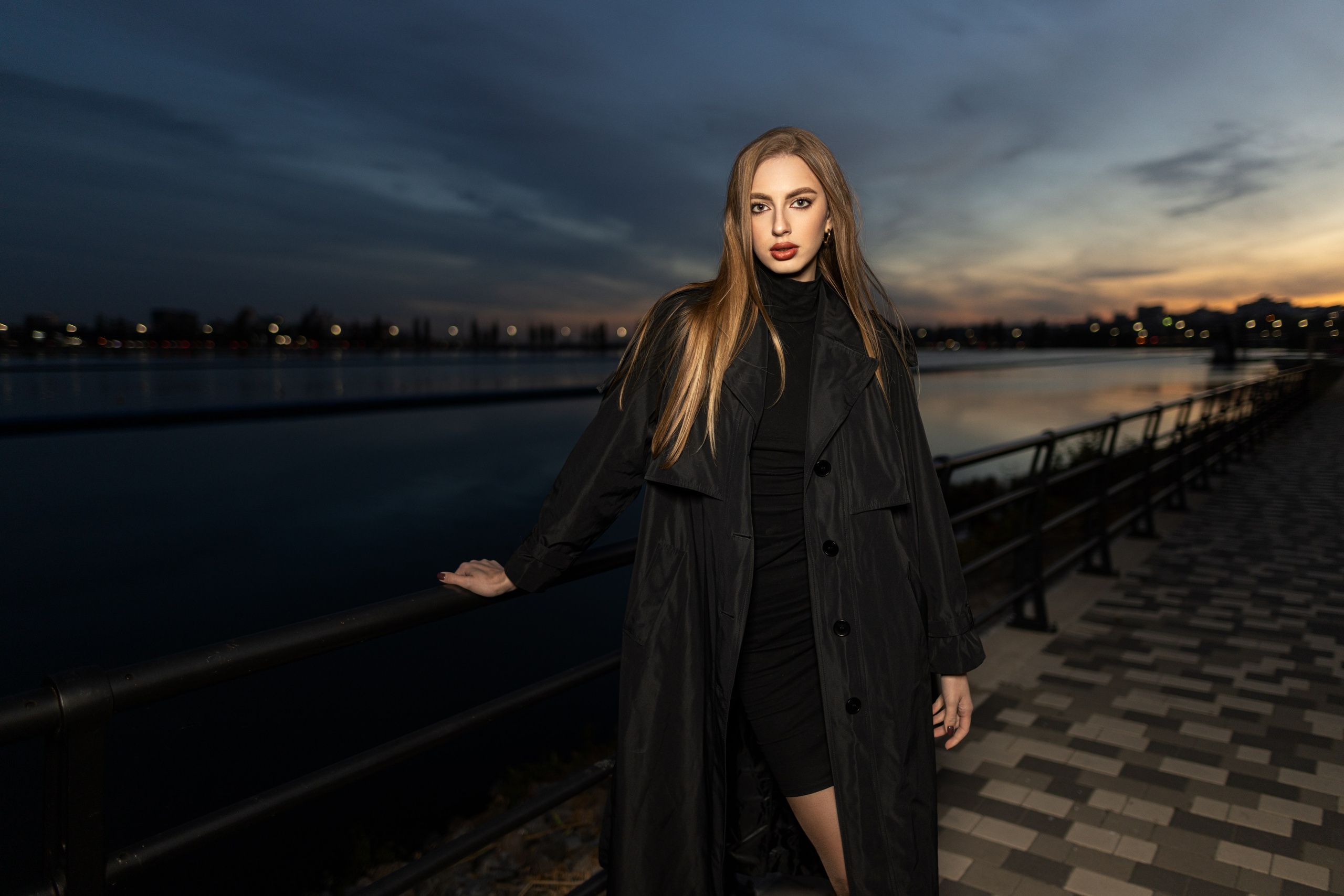 Вечерняя съемка с Ксенией на улице с импульсным светом для «себя». Дмитрий Шульгин, портретный фотограф в Воронеже