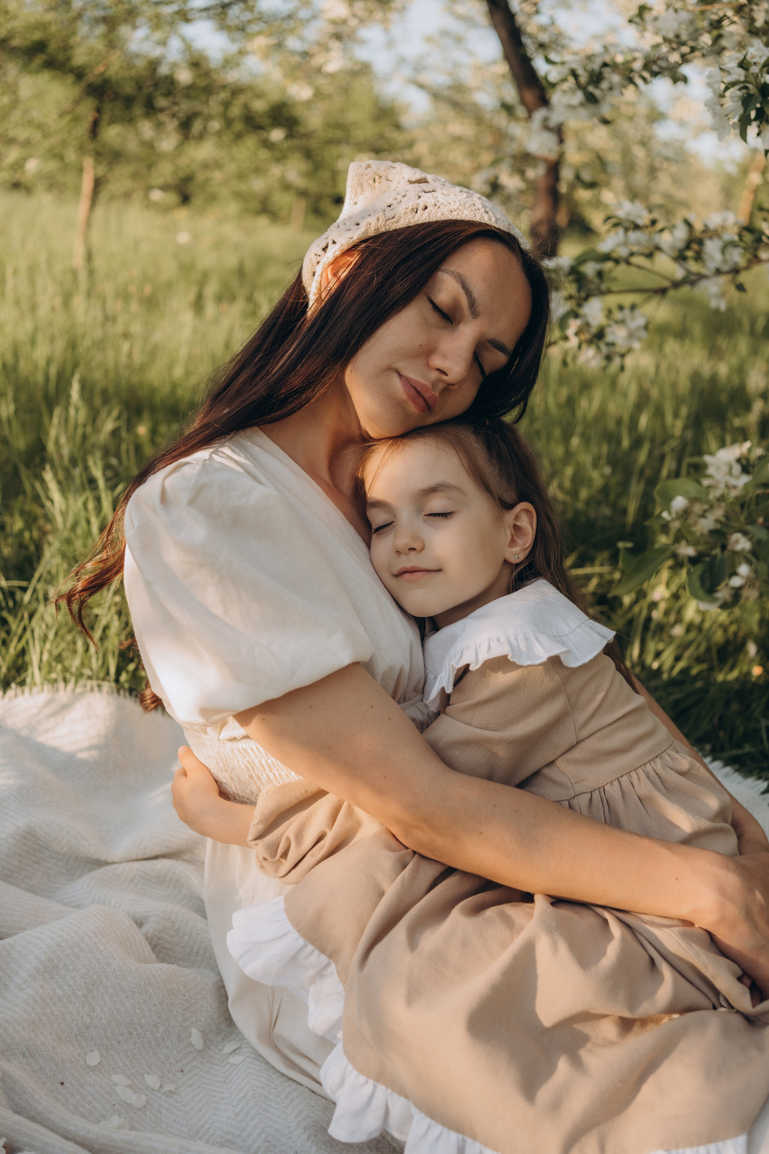 Люба и Алина в яблонях. Семейный фотограф Анастасия Проскурекова