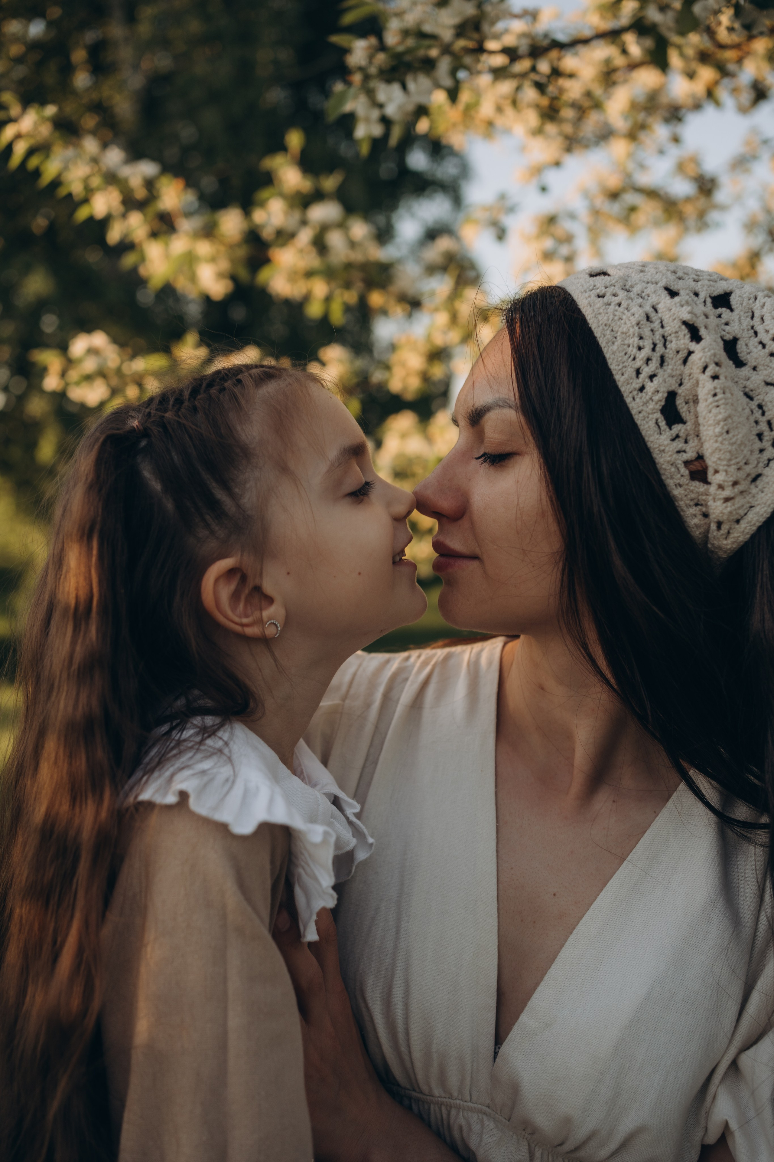 Люба и Алина в яблонях. Семейный фотограф Анастасия Проскурекова