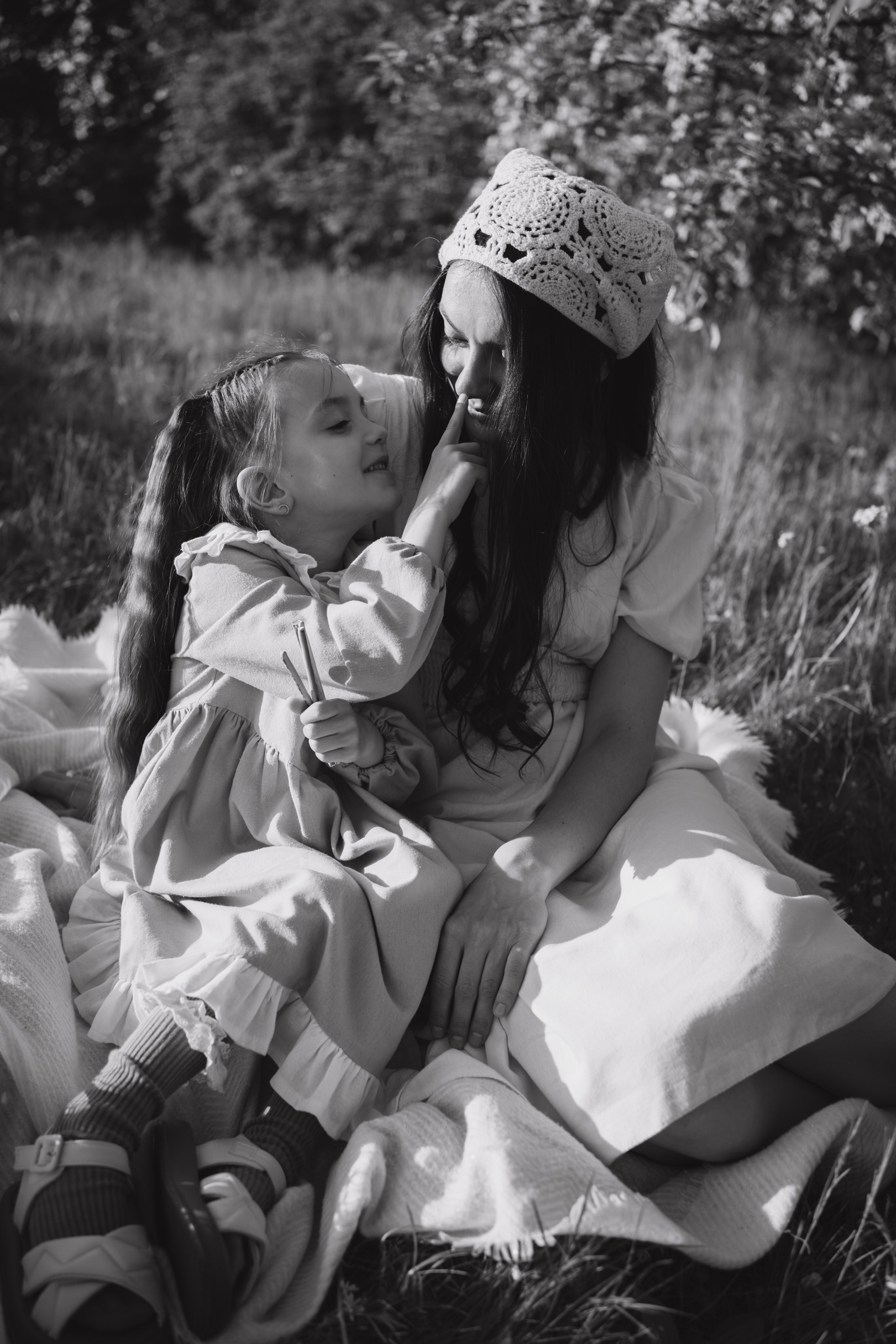 Люба и Алина в яблонях. Семейный фотограф Анастасия Проскурекова