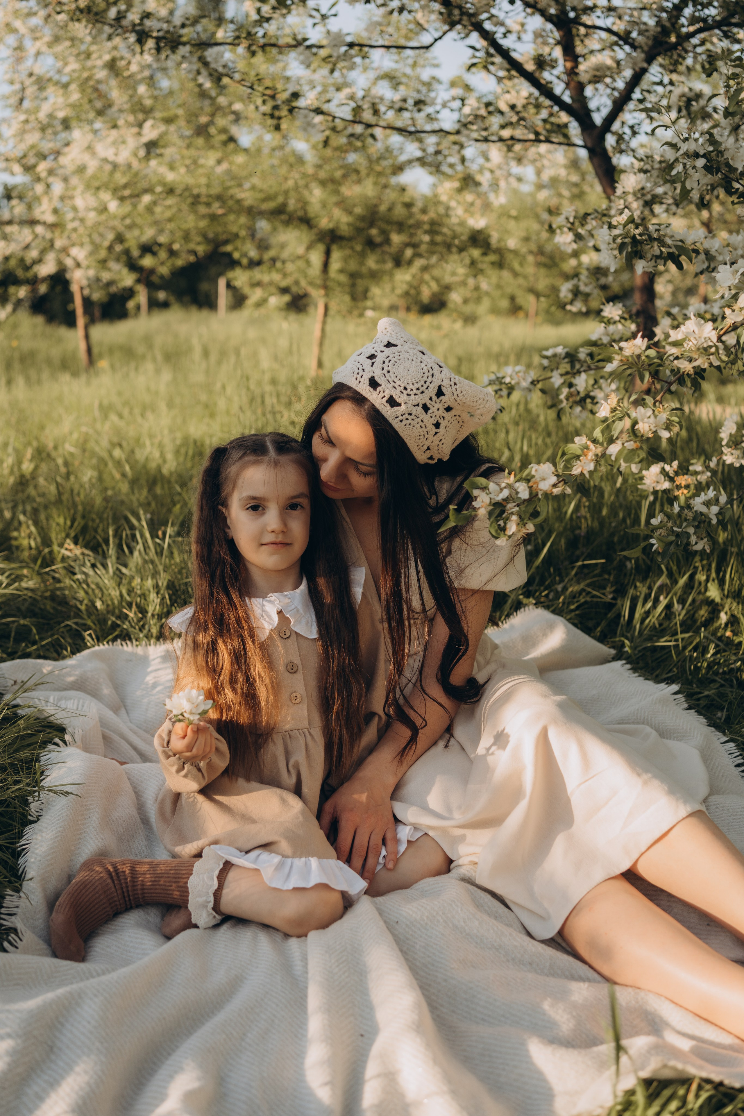 Люба и Алина в яблонях. Семейный фотограф Анастасия Проскурекова