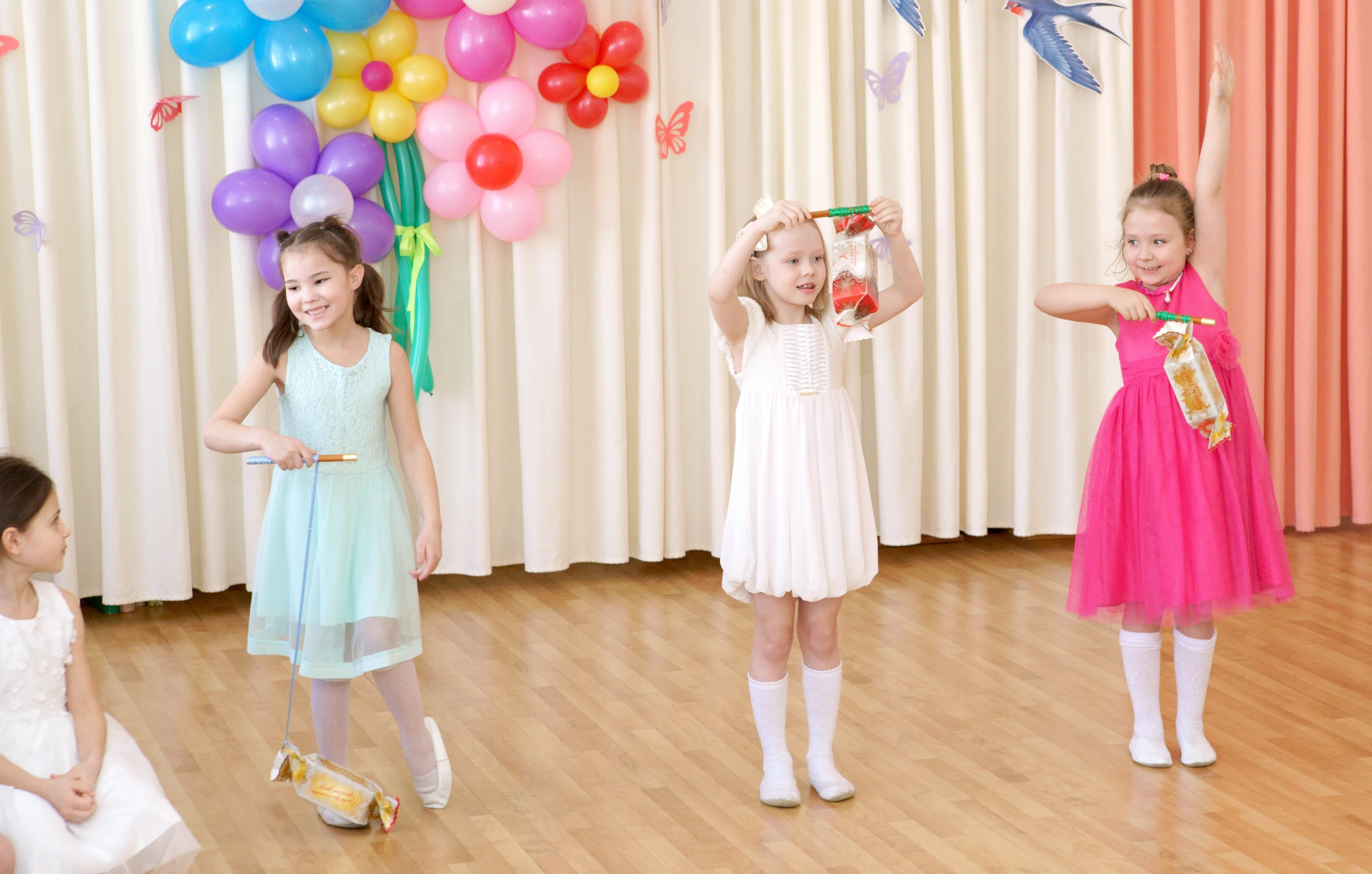 Съемка утренника в детском саду - игра с веревочками - победительница