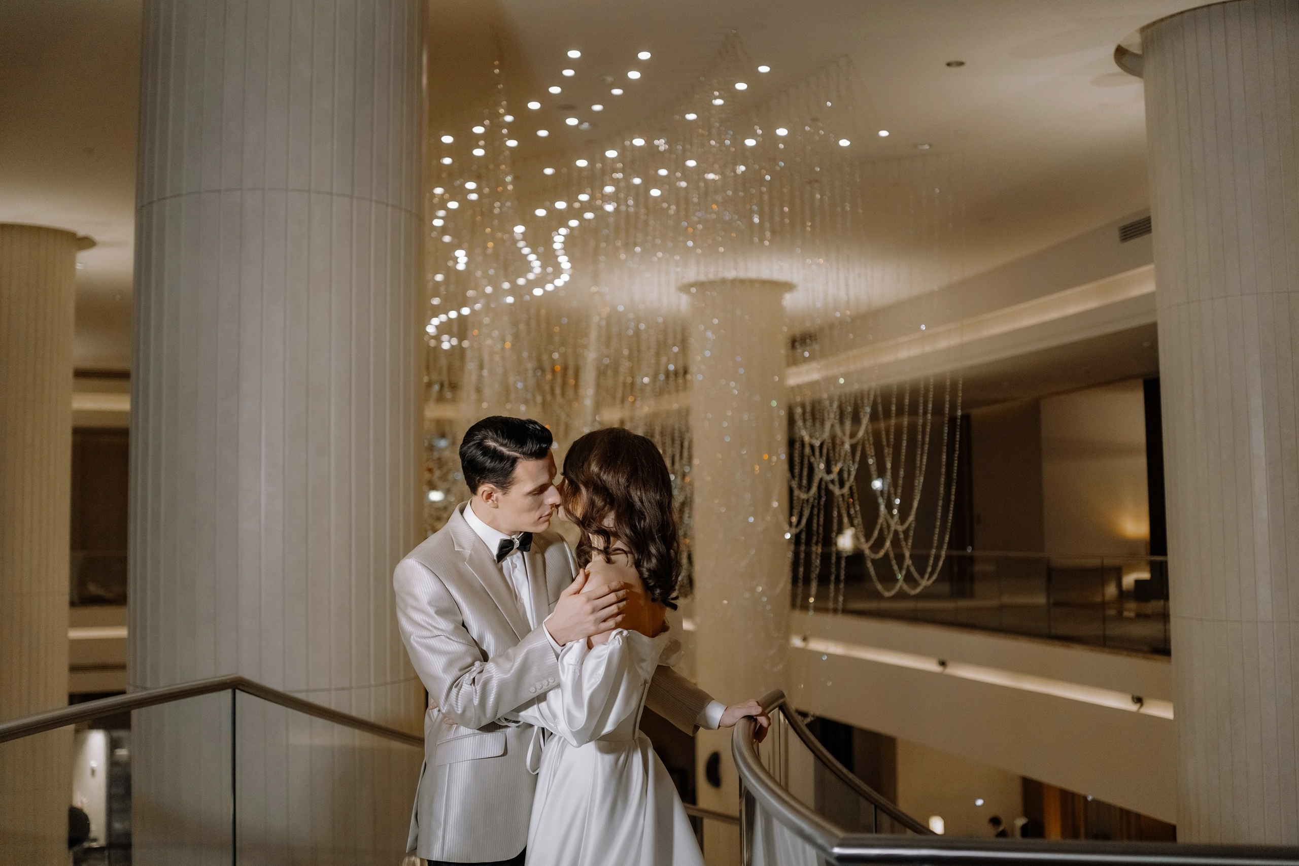 Фотосессия свадьбы на лестнице в Hyatt Regency Moscow Petrovsky Park. Свадебный и семейный фотограф в Москве Светлана Зоткина