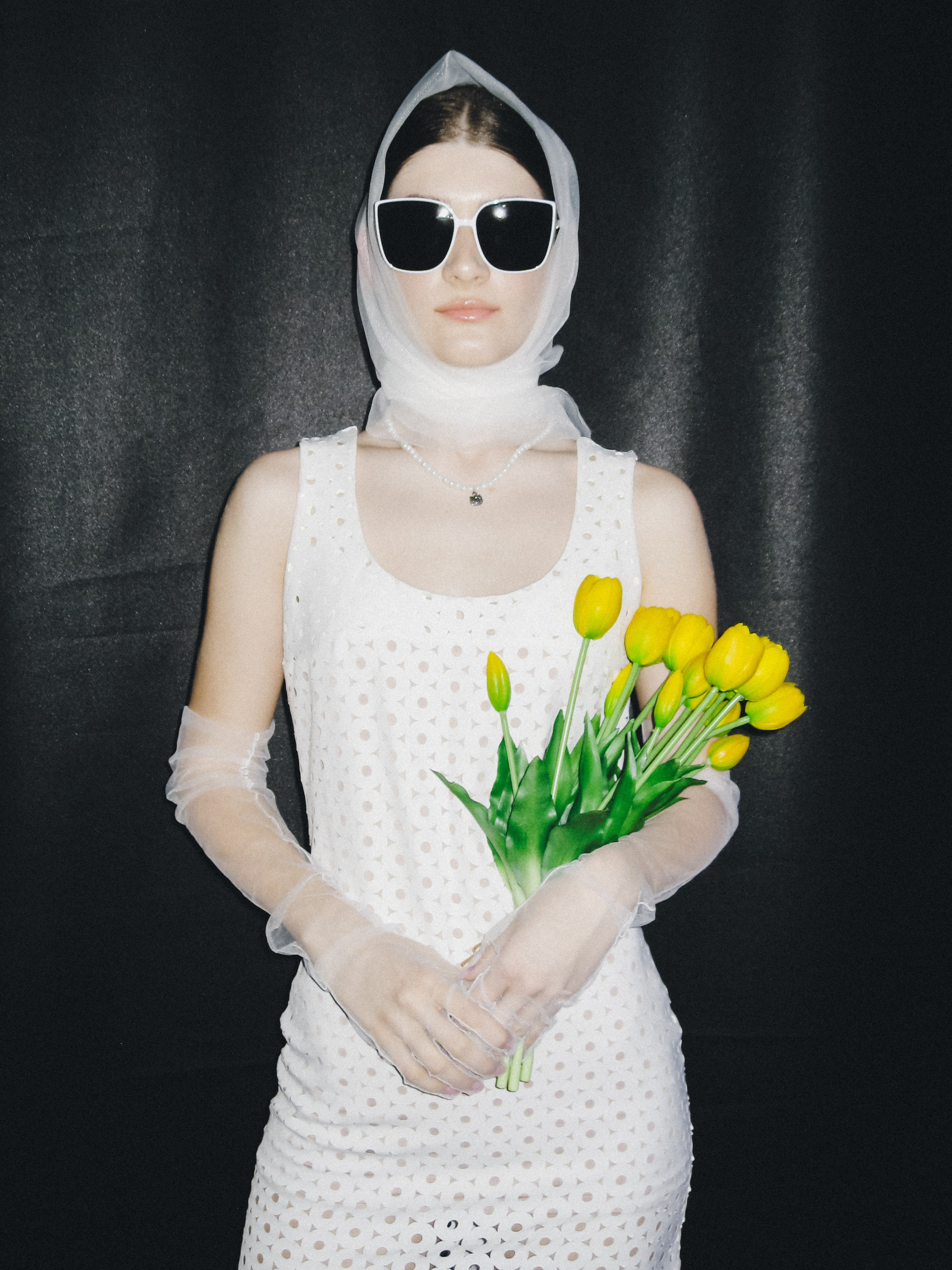 портрет девушки в косынке и темных очках с желтыми тюлпанами