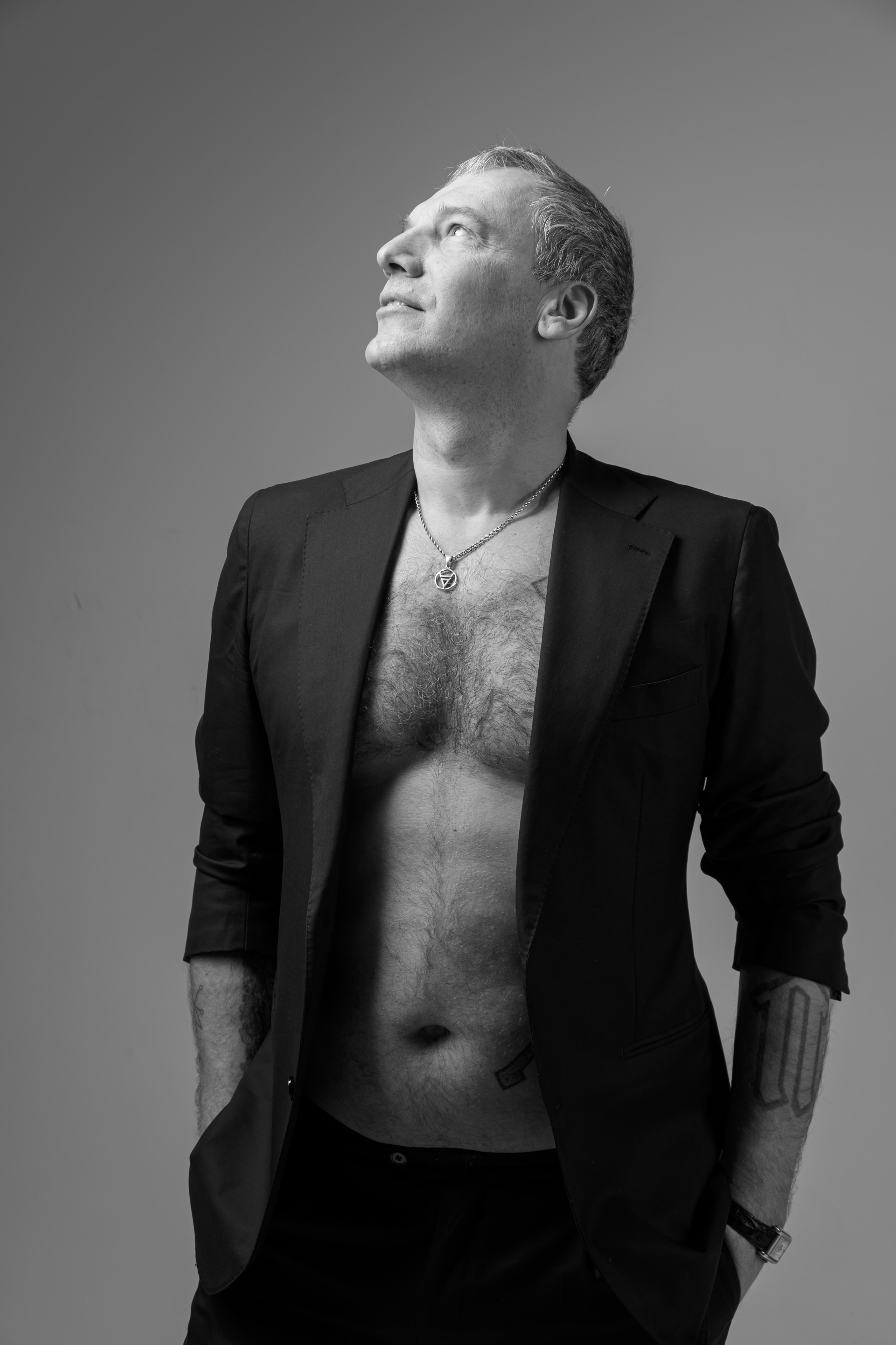 съемка мужского черно-белого портрета на фотопленку для сайта знакомств