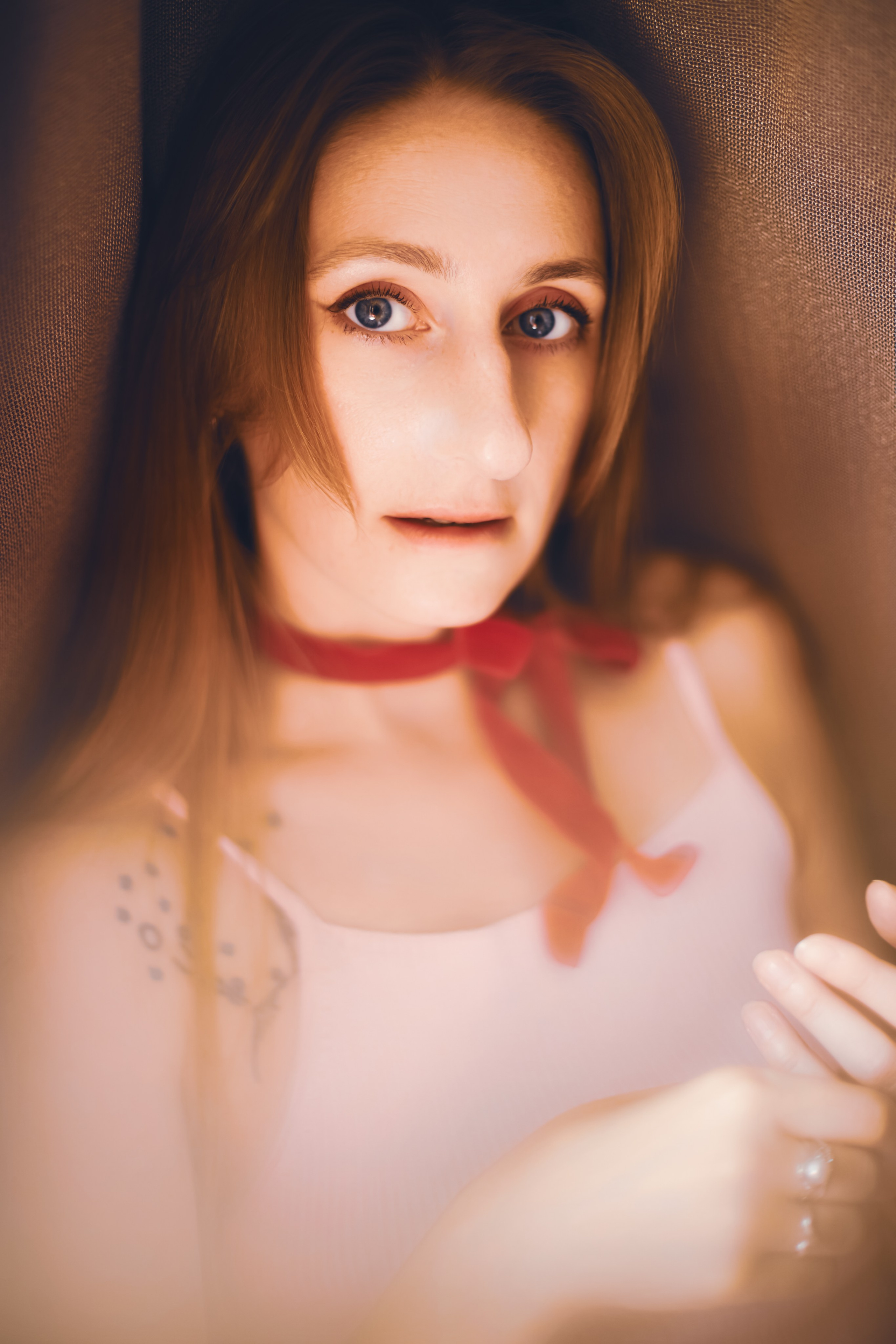 Портретная фотосессия в молодой женщины в романтическом стиле, студийная съемка, мягкий естественный свет