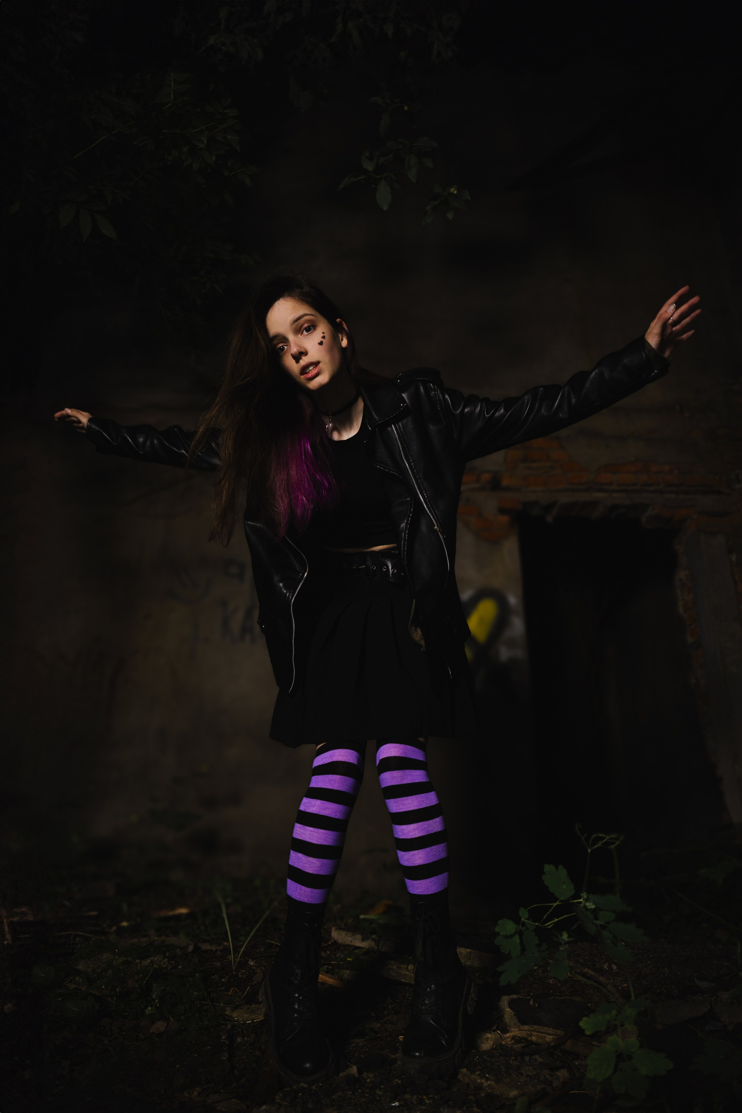 Модель: Лидия Леймон. Фотограф - Николай Мокрицкий. Импровизионаня фотосессия, в заброшенном здании. Креативная ночная фотосессия. Молодая девушка в образе неформалки. Темные волосы с фиолетовой прядью, полосатые чулки, ботинки. Зажигалка, кровь, горящий факел, огонь – атмосферное заброшенноге здания. Факел, Девушка, молодая девушка, Альтушка, Фотосеесия, Подросток, Крашенные волосы, Сигарета, Кровь, Позировка, Потрет