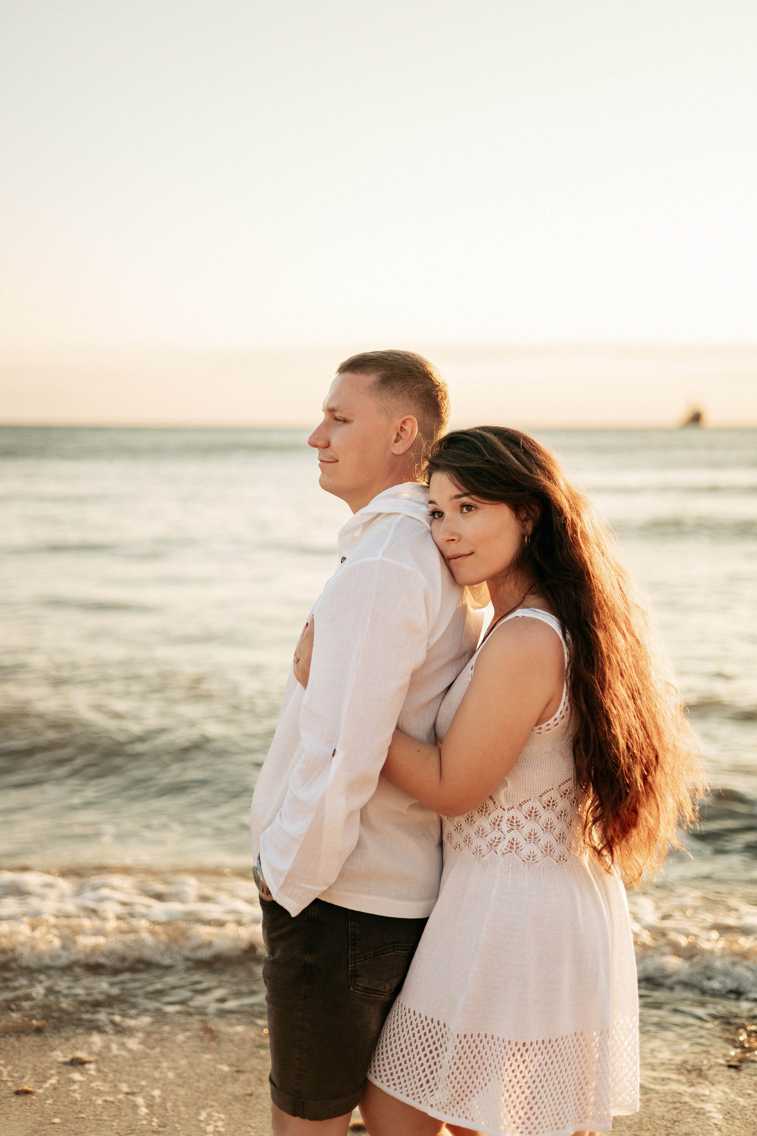 Любовь без границ: нежные объятия на фоне морского простора