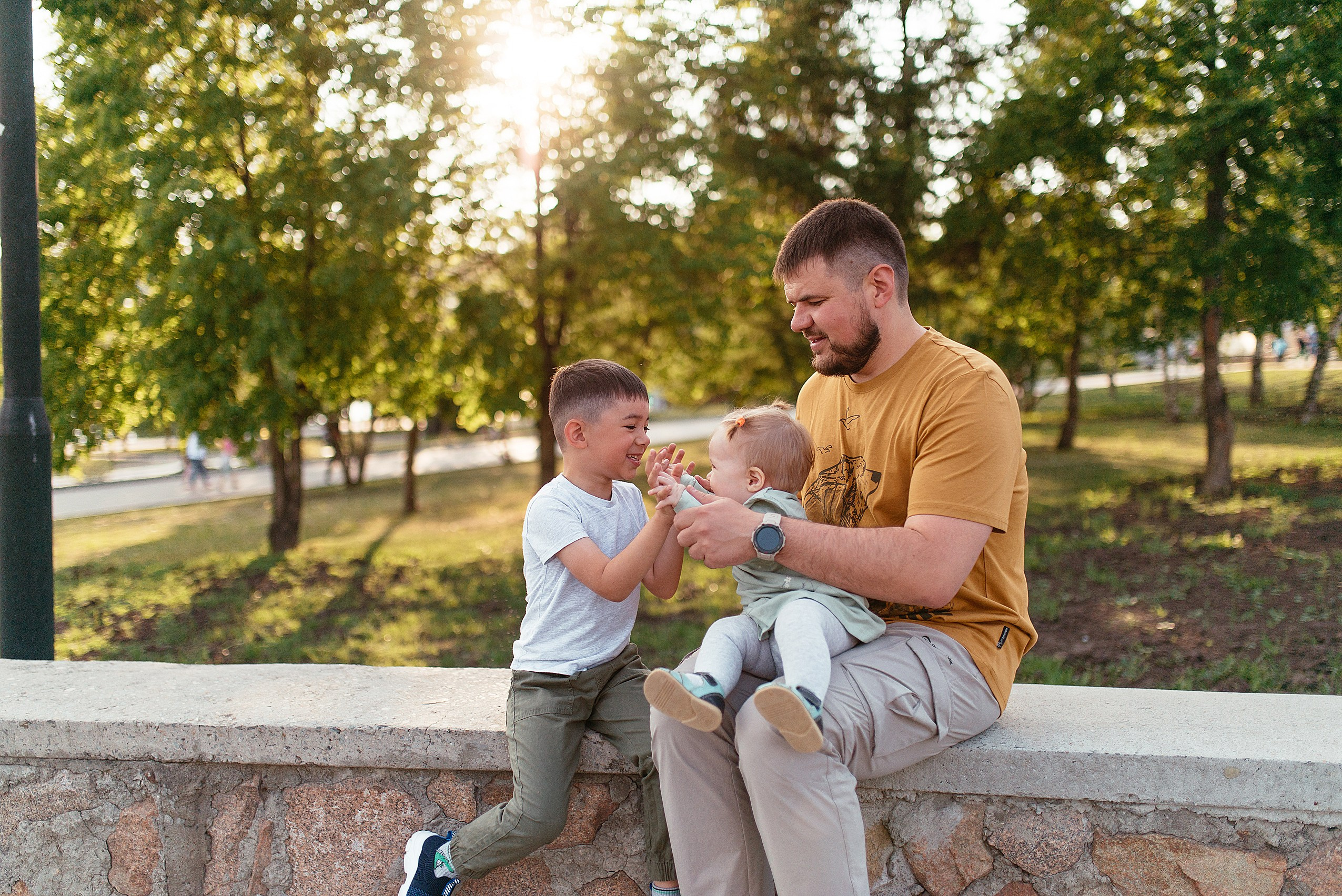 Семейная фотосессия на набережной. Семейный фотограф Дарья Едапина Новосибирск. Фотограф Дарья Едапина Новосибирск