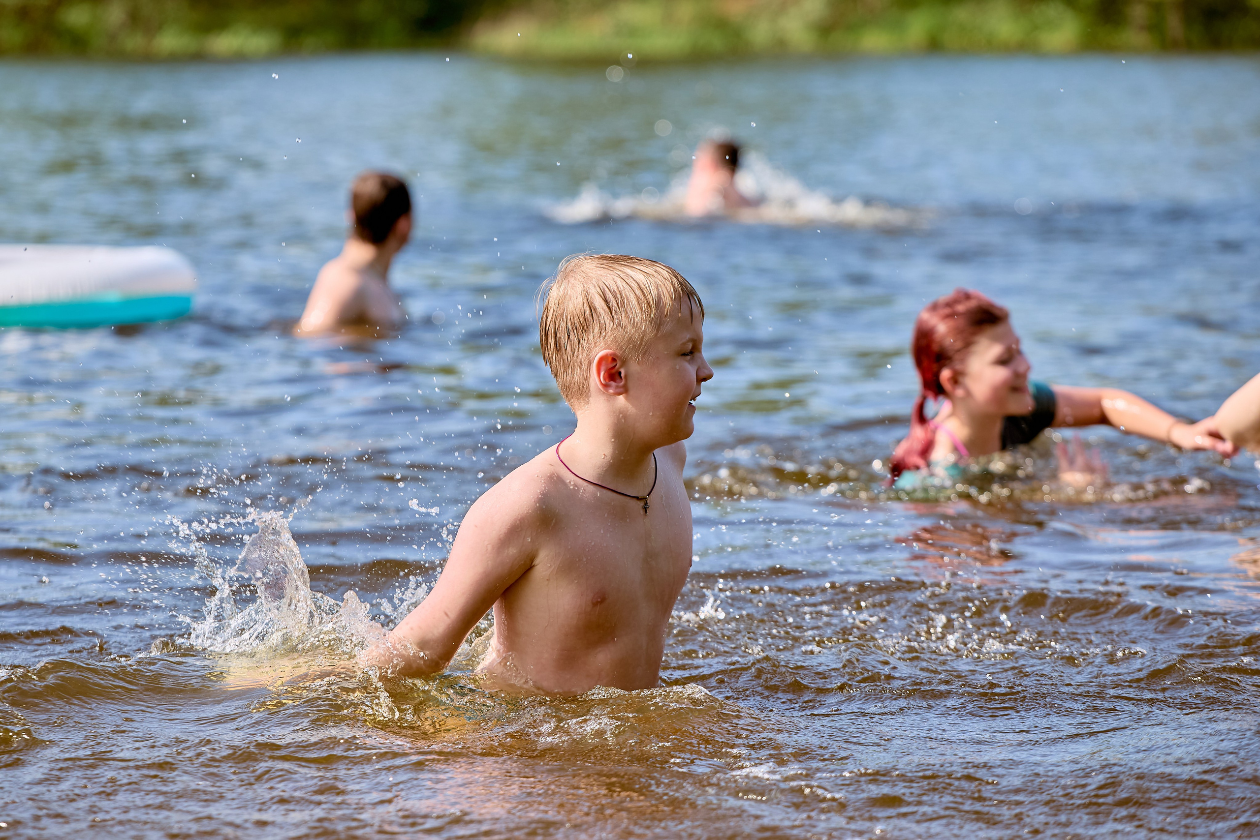 Портрет детского счастья — радость и свет в каждом движении у озера, фото Николая Голованова, г. Дзержинск.