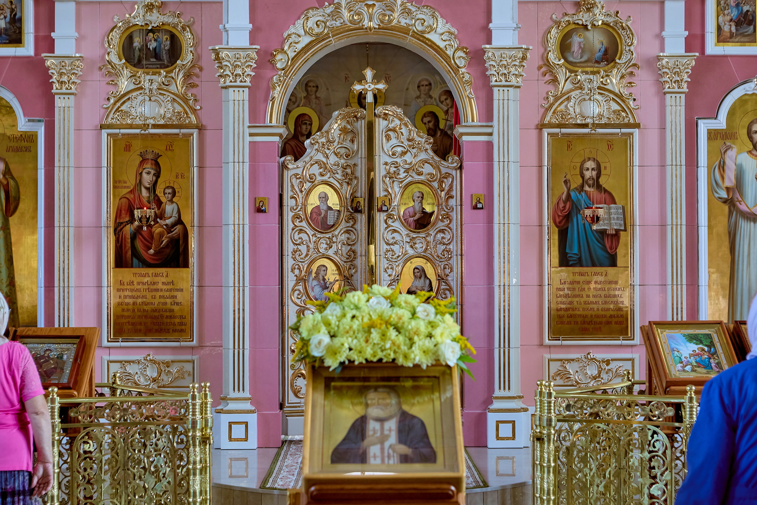 Фотография с видом на праздничную икону с украшением в день празднования Обретения мощей Свт Преп Серафима Саровского г Дзержинск