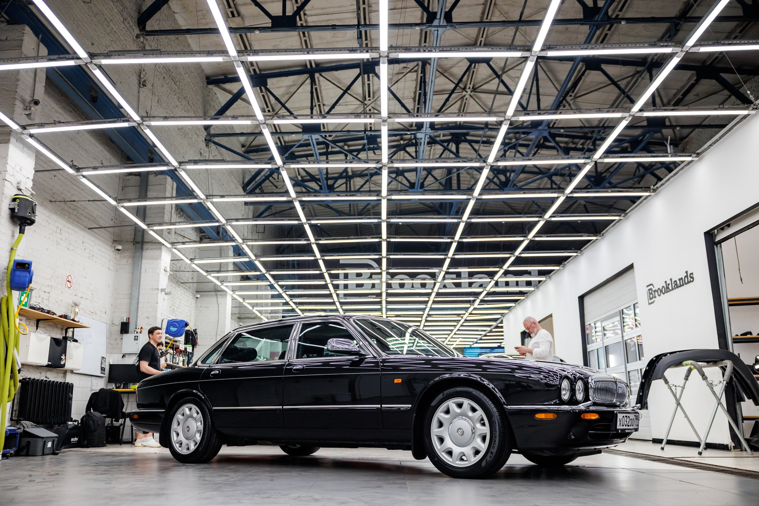 Автомобильная фотографии Daimler Xj8 после работ в Brooklands