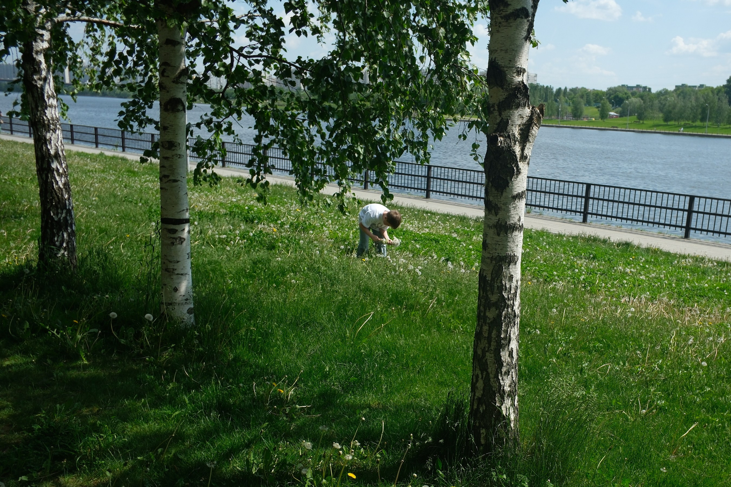 Парк 850 лет Москве. Снято на Voigtlander 18/2,8 Color-scopar. Улица, люди, жизнь…