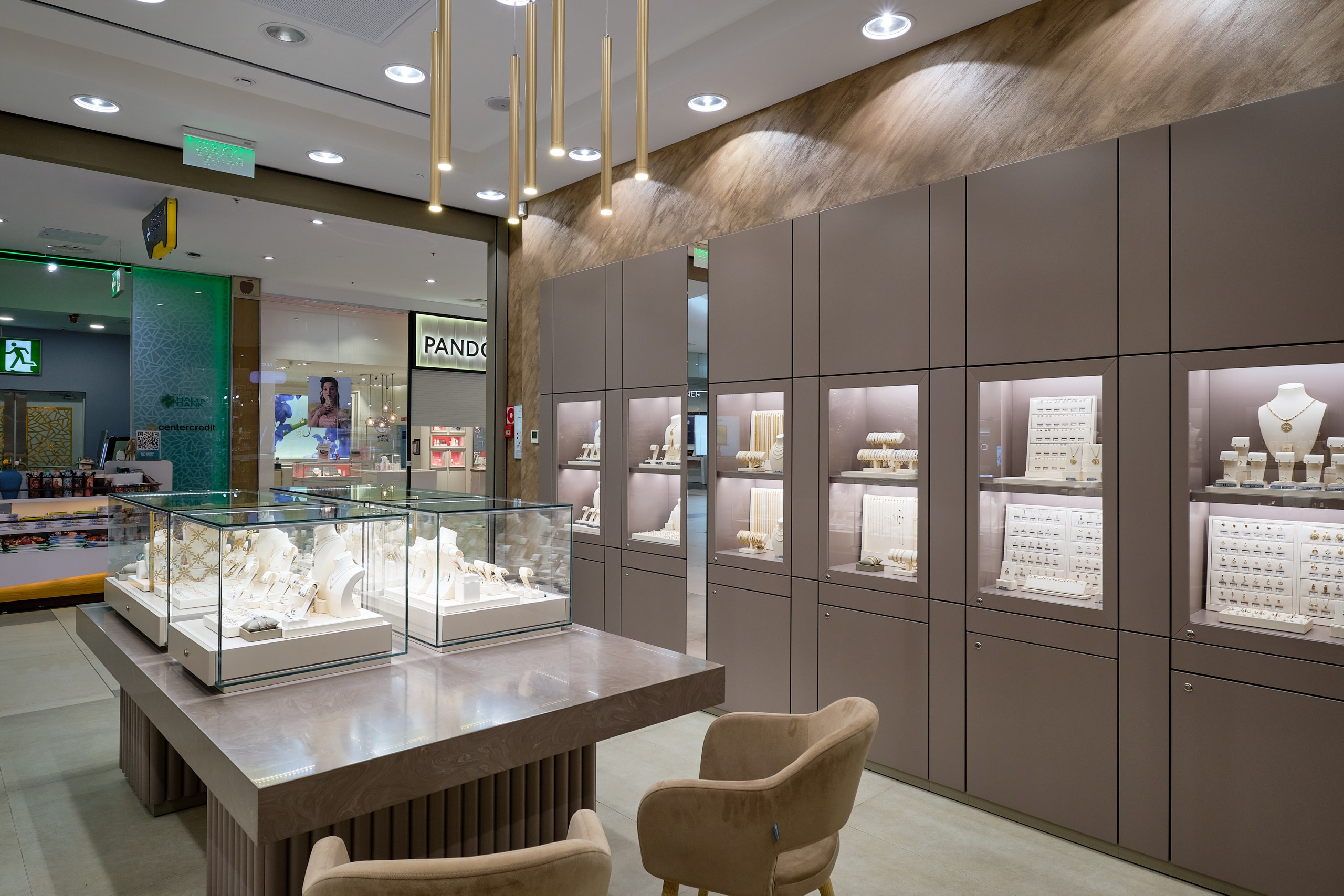 интерьер ювелирного магазина Тримиата Алматы торговый зал с витринами съёмка интерьера