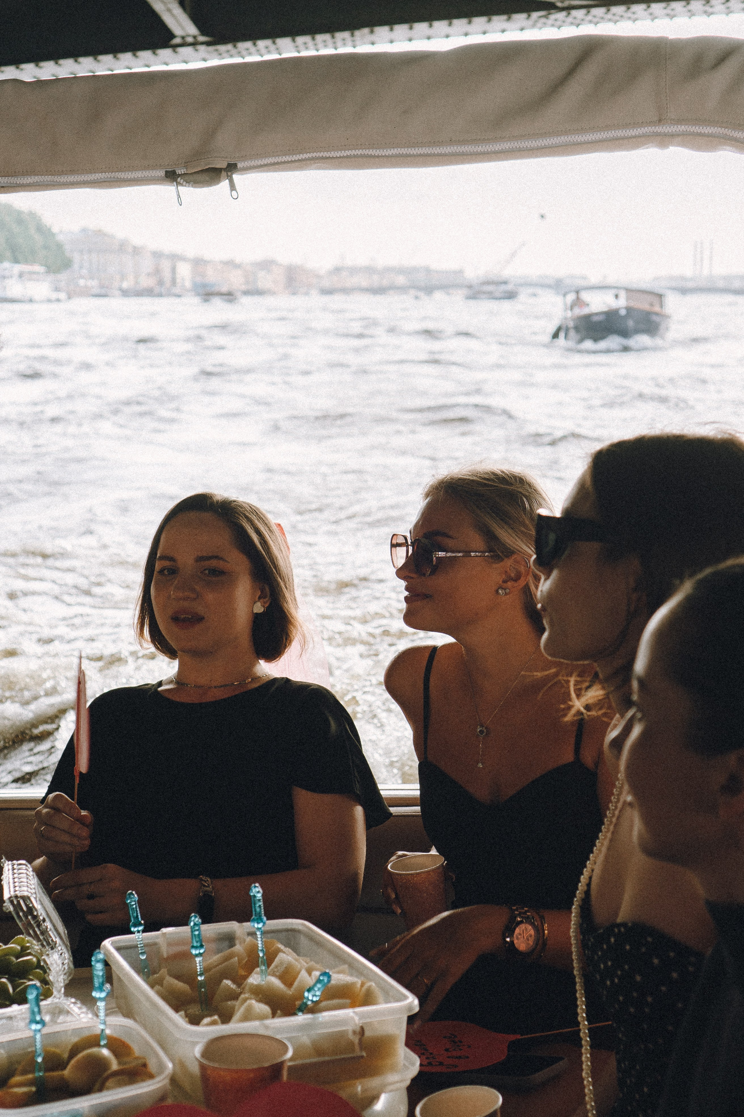 ДЕВИЧНИК НА КАТЕРЕ. Профессиональный фотограф, Санкт-Петербург — Виктория Богомолова