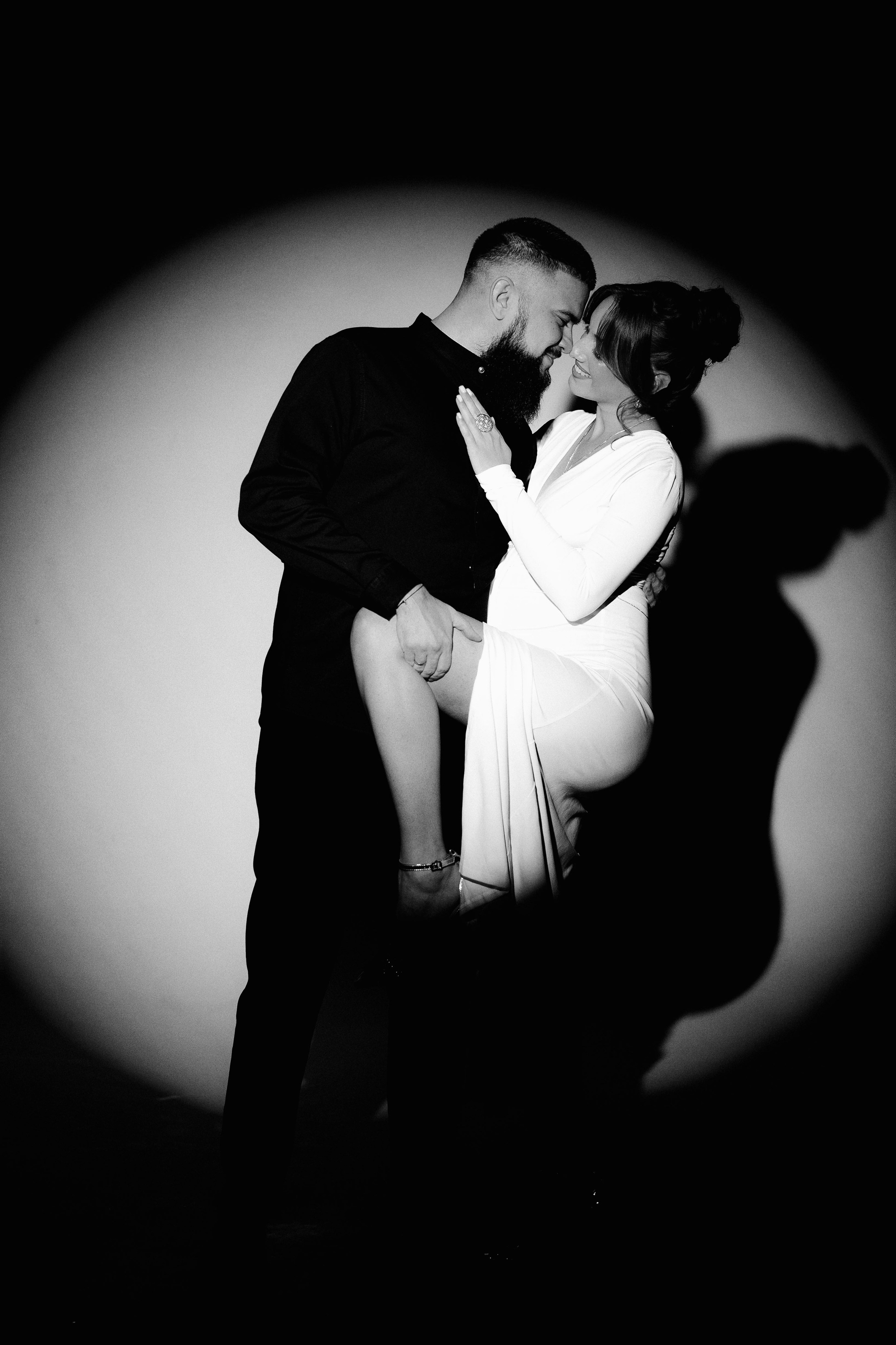 Александра. Фотосессия беременности на циклораме. Фотограф в Москве Ольга Сатони