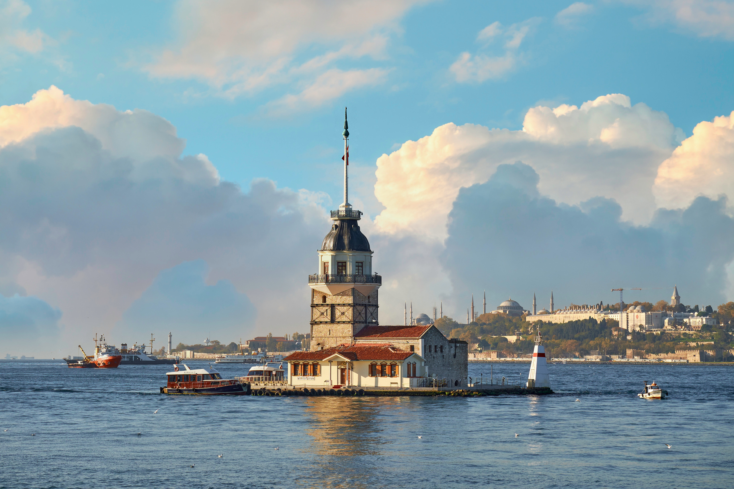 Здание девичьей башни в Босфорском проливе на фоне красивых облаков