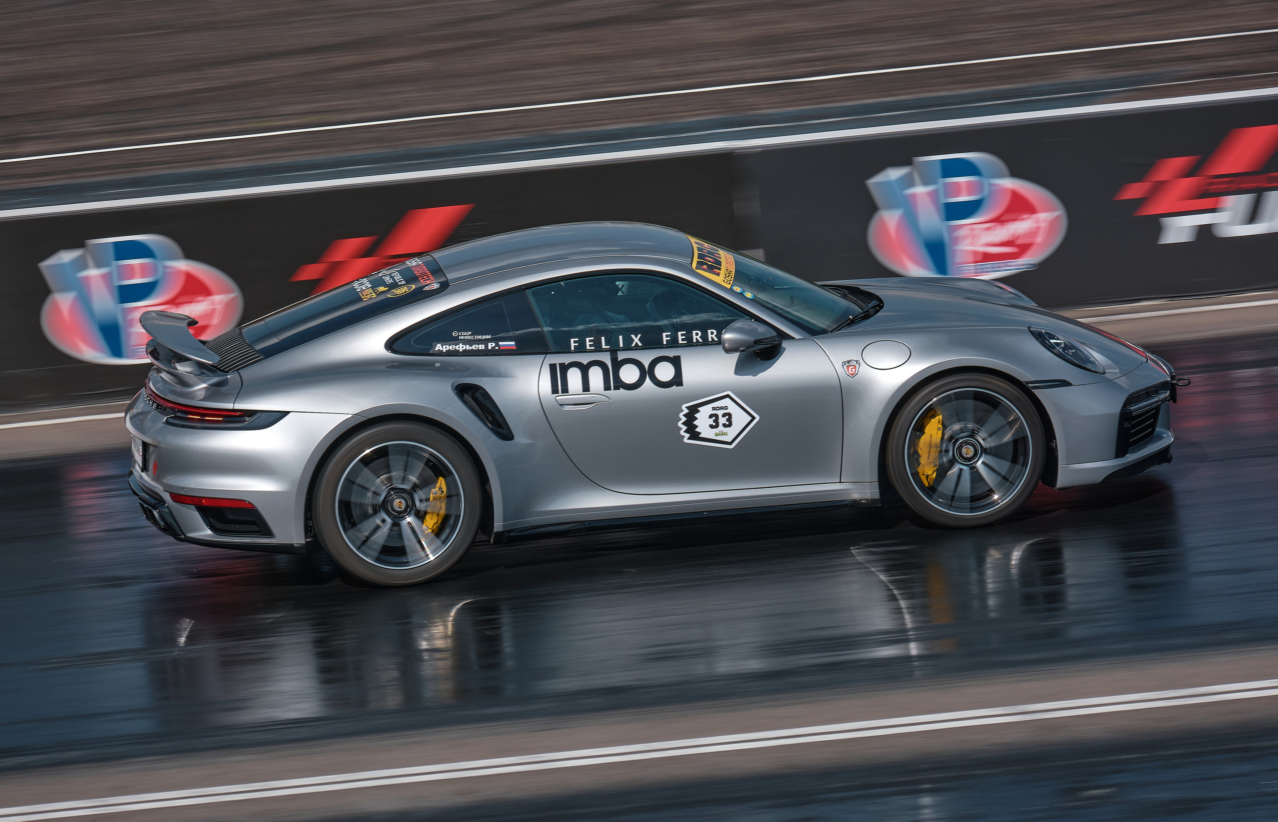 Porshe серебристого цвета мчится по скоростному треку RDRC