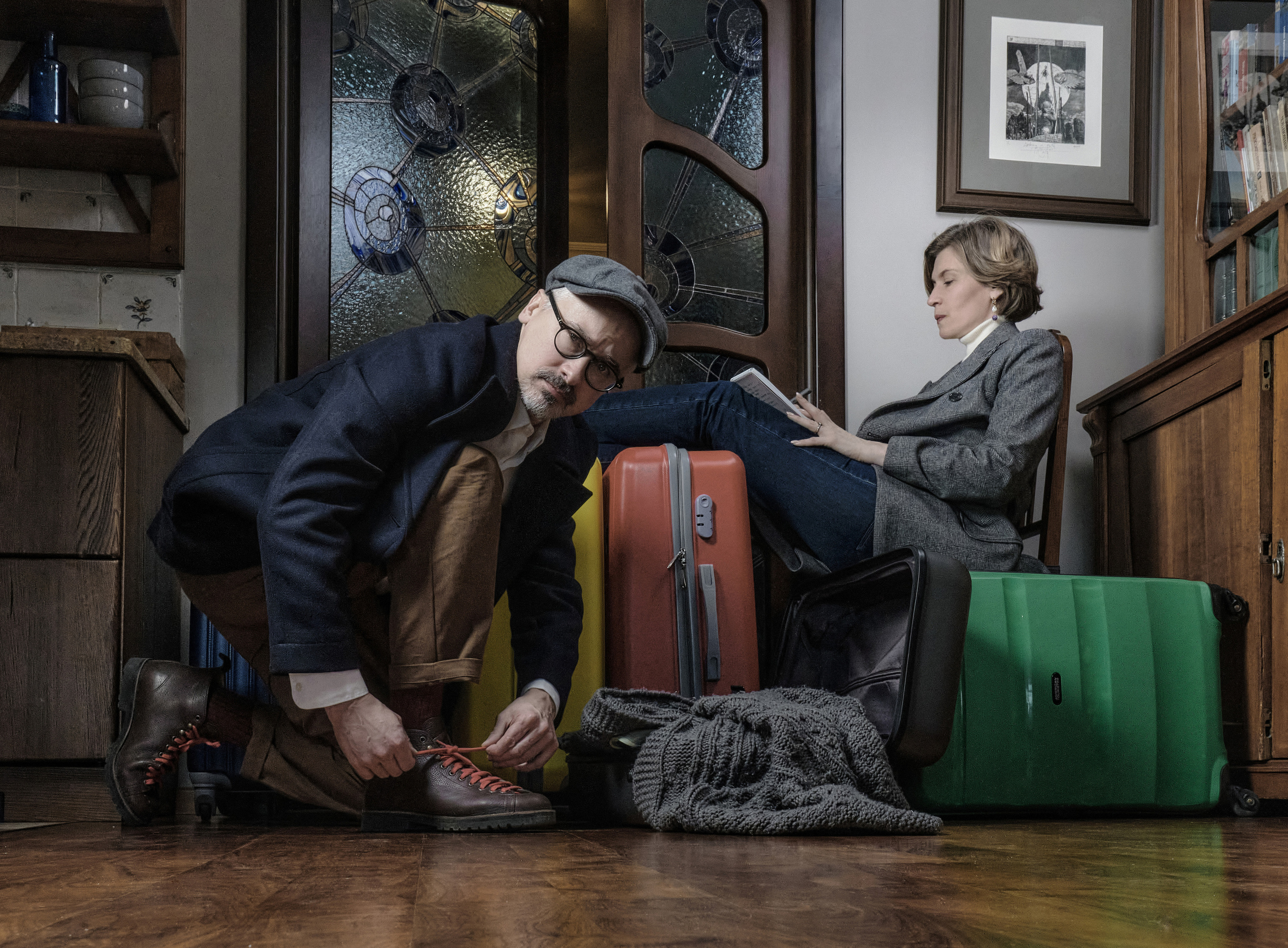 Муж и жена дома собрали чемоданы и готовы уезжать из страны