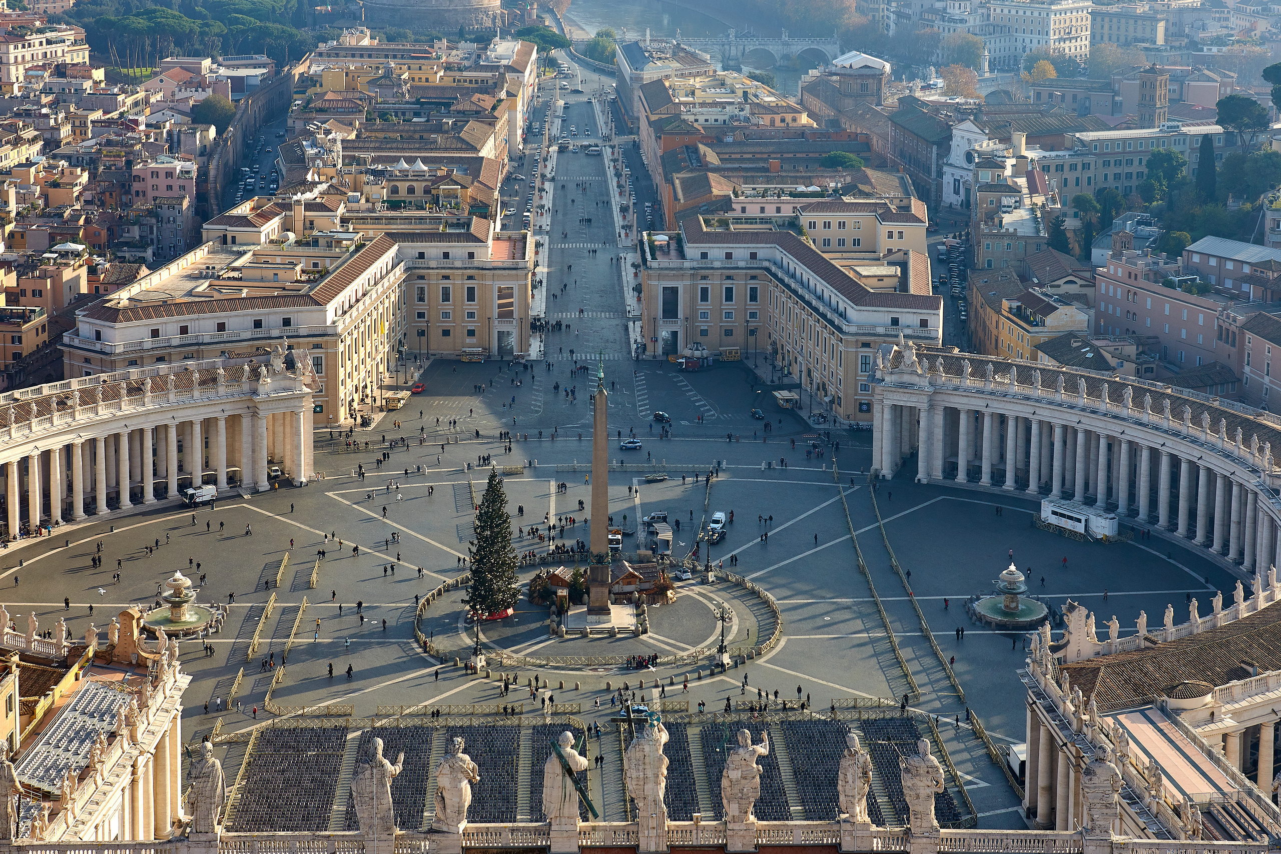 Вид на площадь святого Петра перед одноимённым ватиканским собором названа в честь апостола – первого Римского Папы
