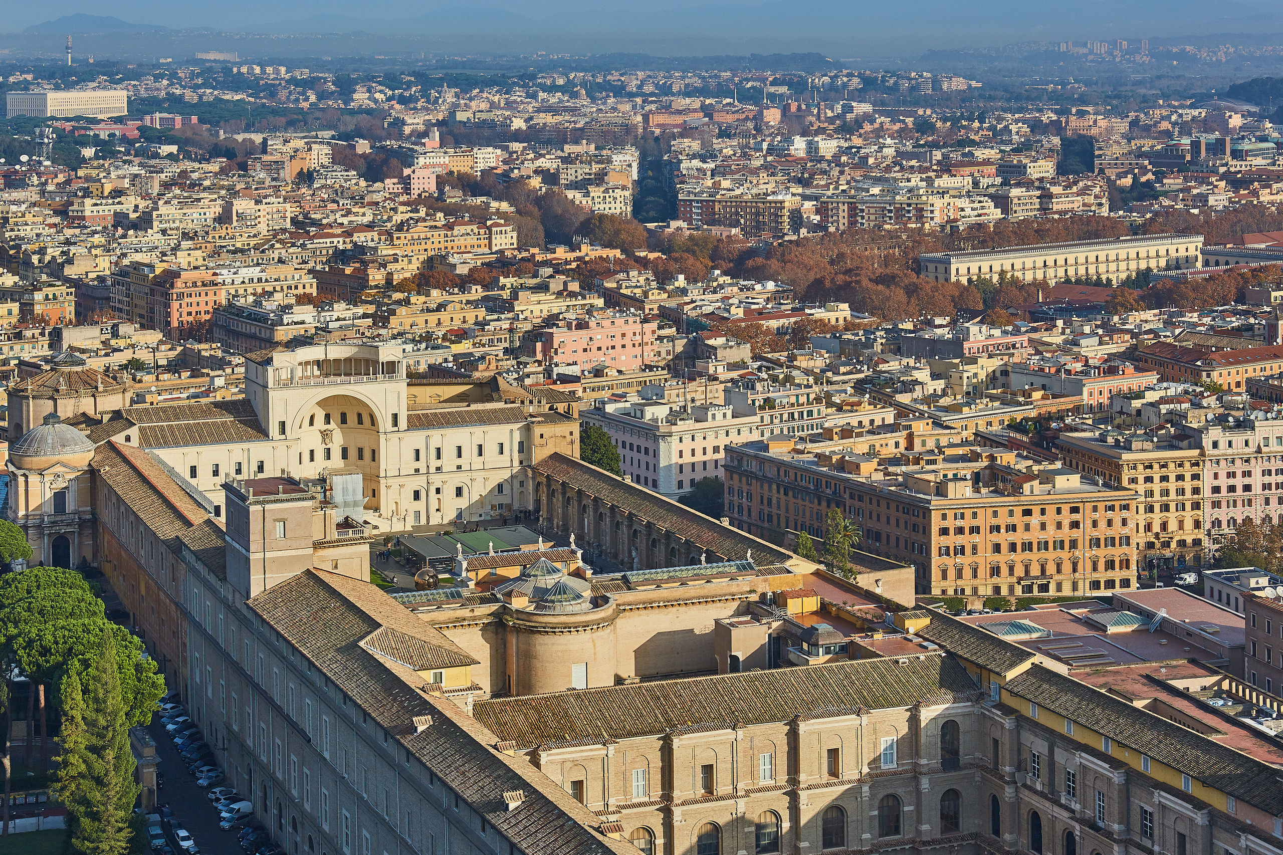 Вид на Ватикан с крыши собора Святого Петра