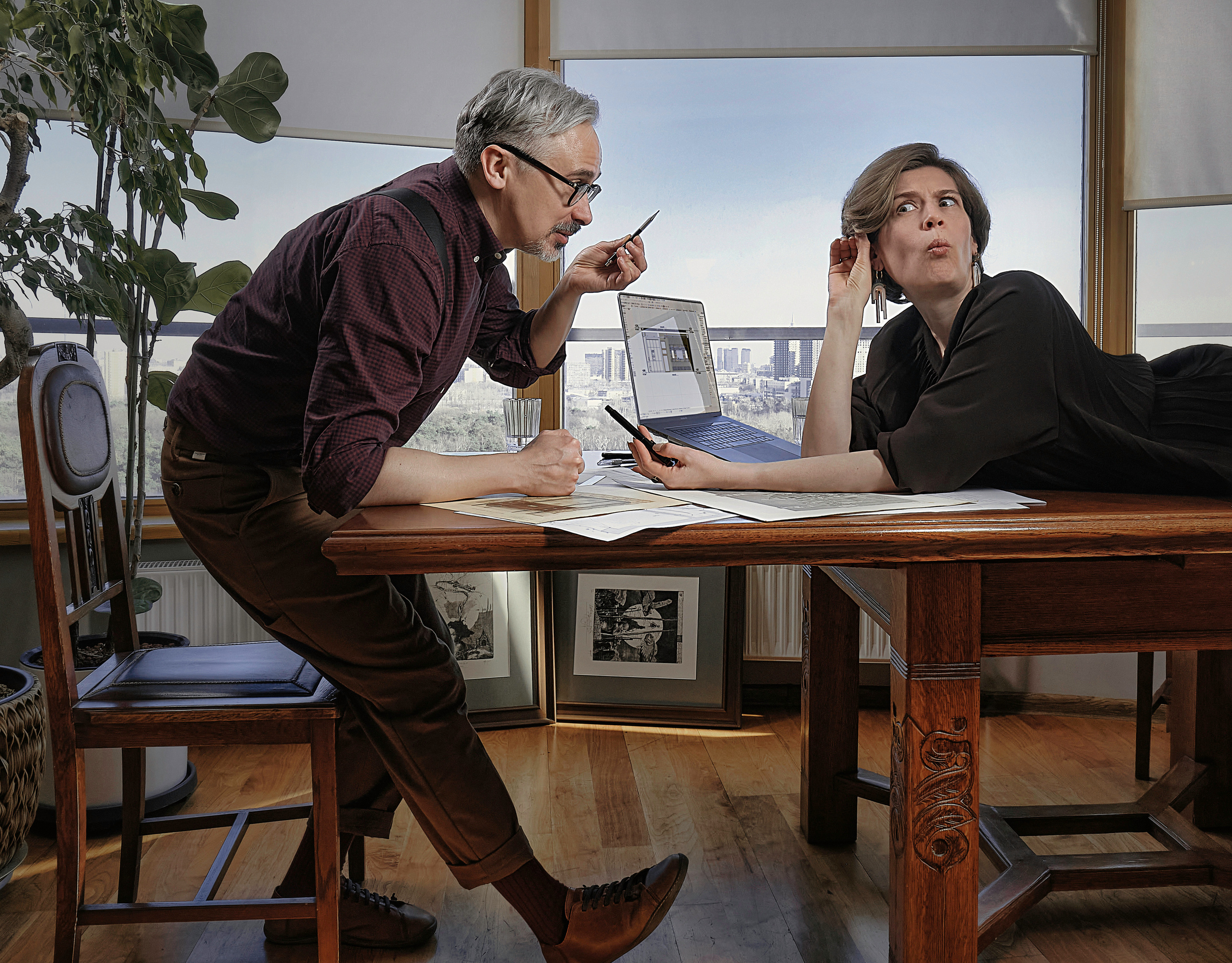 Архитекторы мужчина и женщина в домашней студии эмоционально спорят о проекте 