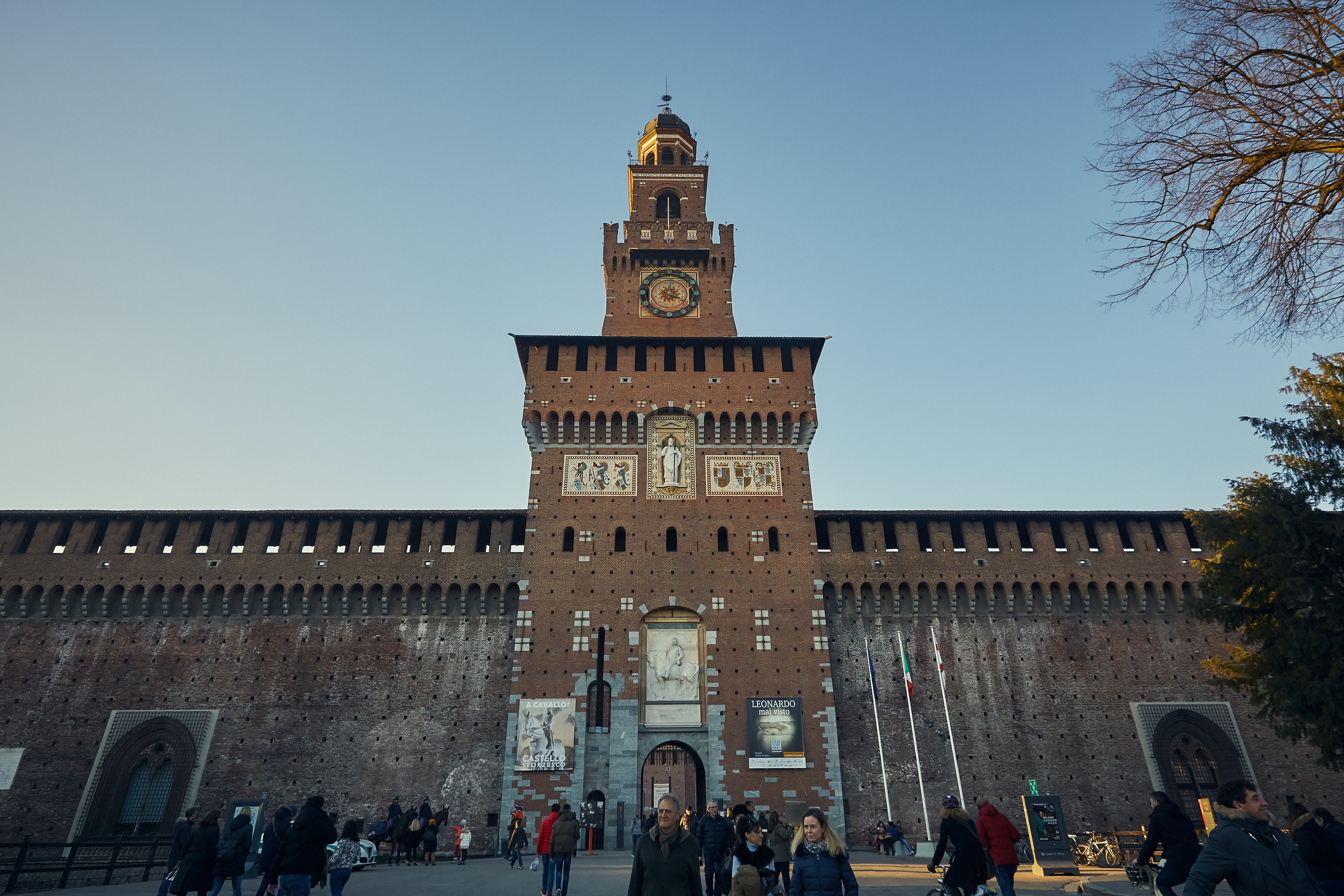 Замок Сфорца Castello Sforzesco — название резиденций миланских герцогов династии Сфорца 