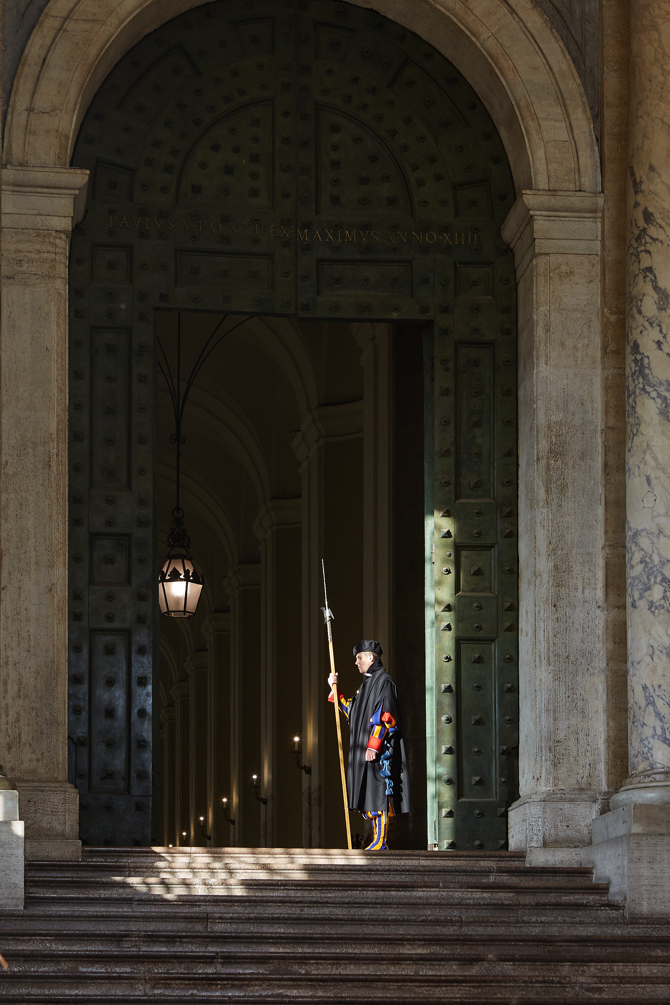 стражник на входе в соборе Святого Петра Великого