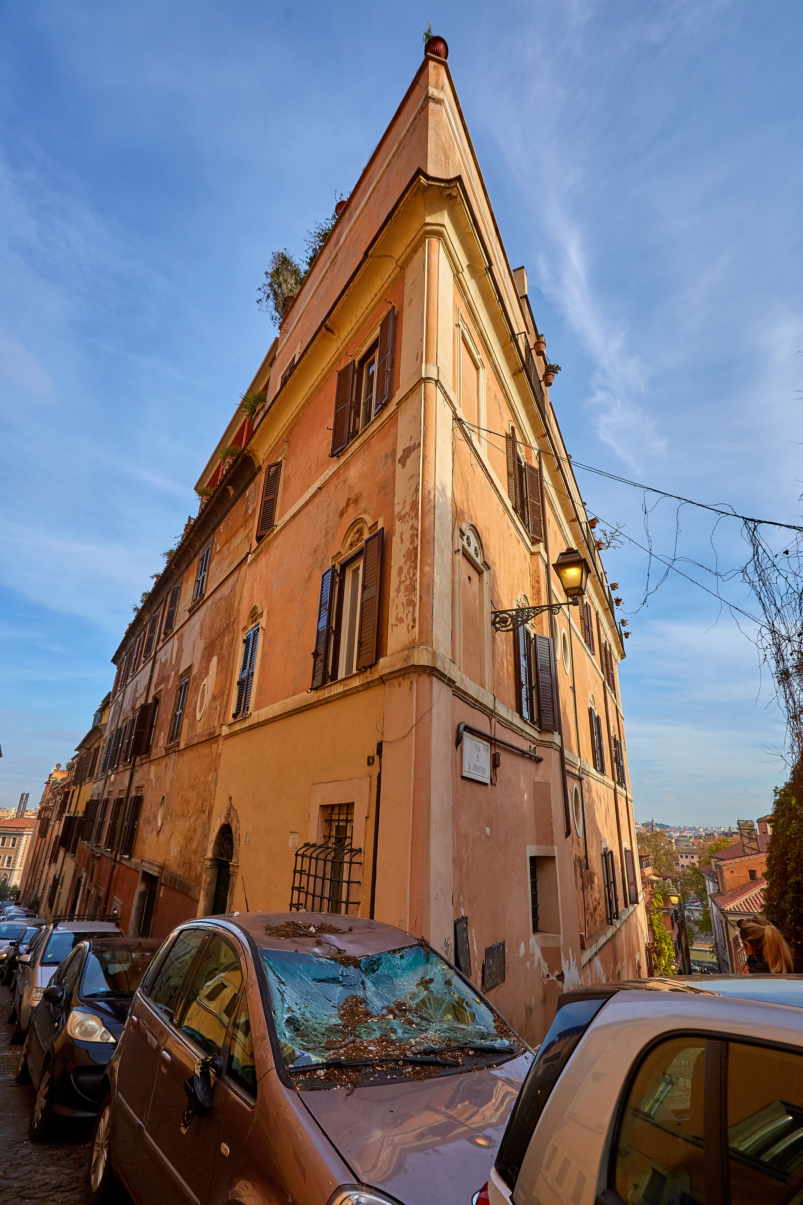 Угол дома на узкой улочке Рима 