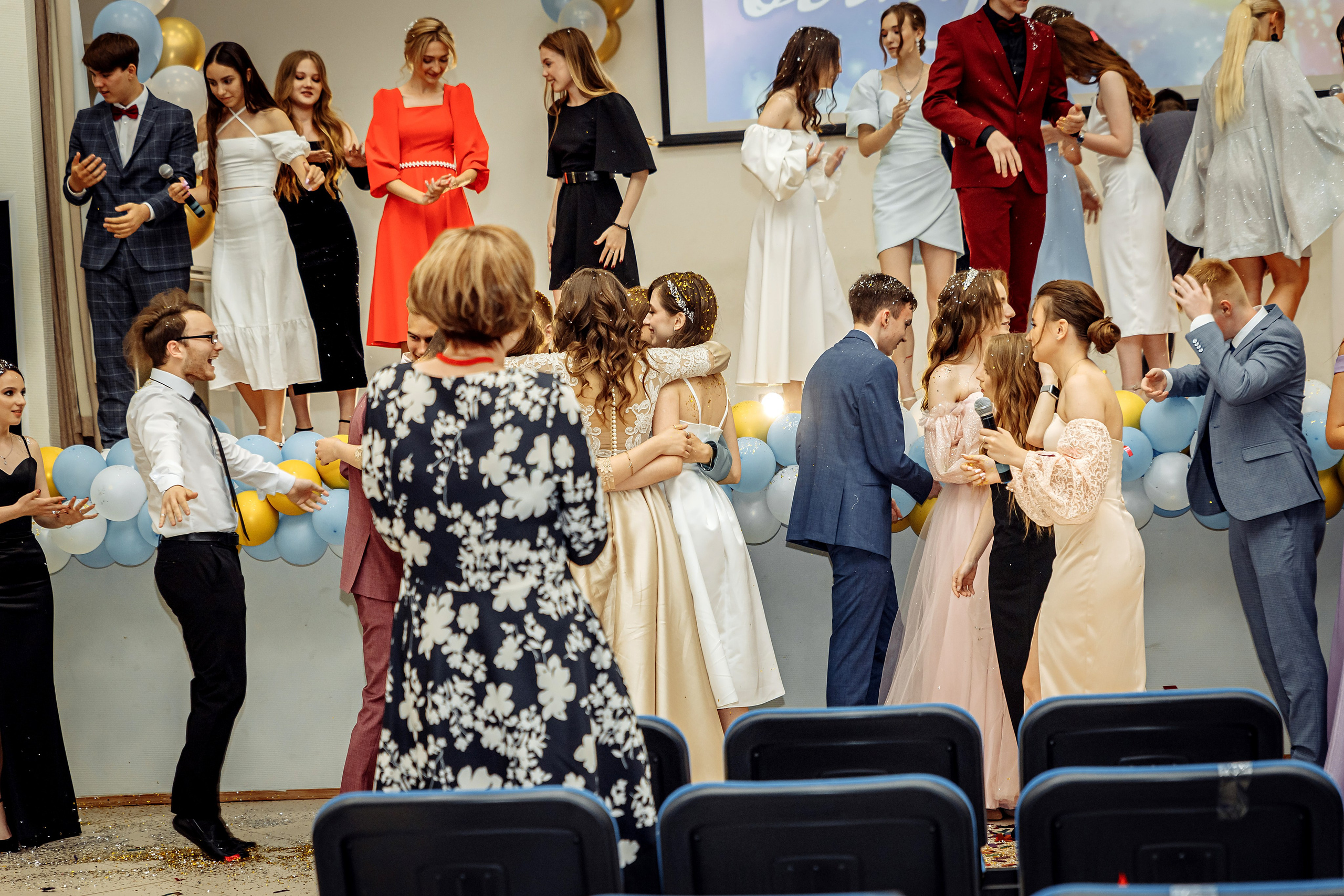 Фото выпуск 11 класс. Свадебный фотограф Марина Суворова и видеооператор Олег Петров