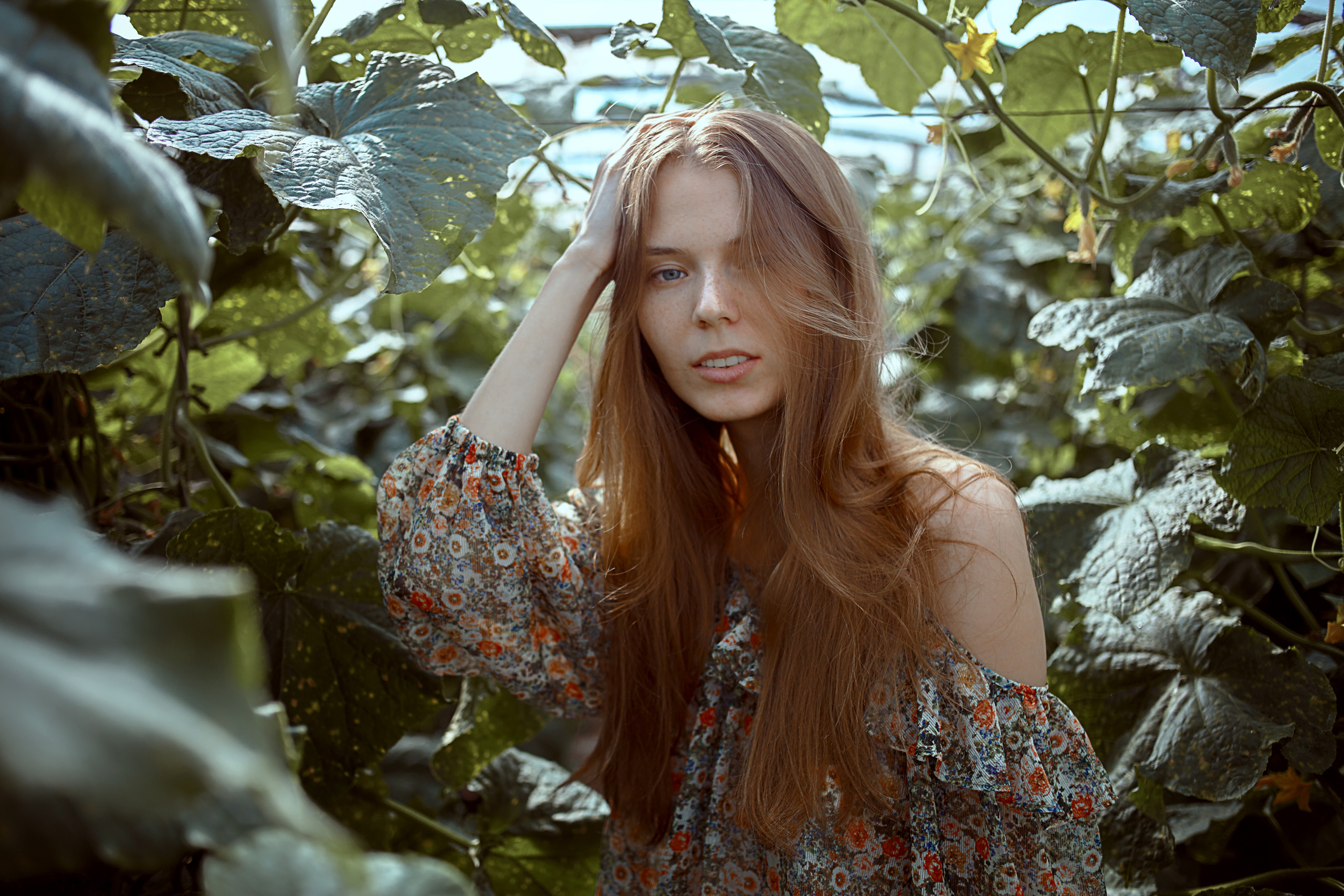 фотосессия для девушки летом в теплице