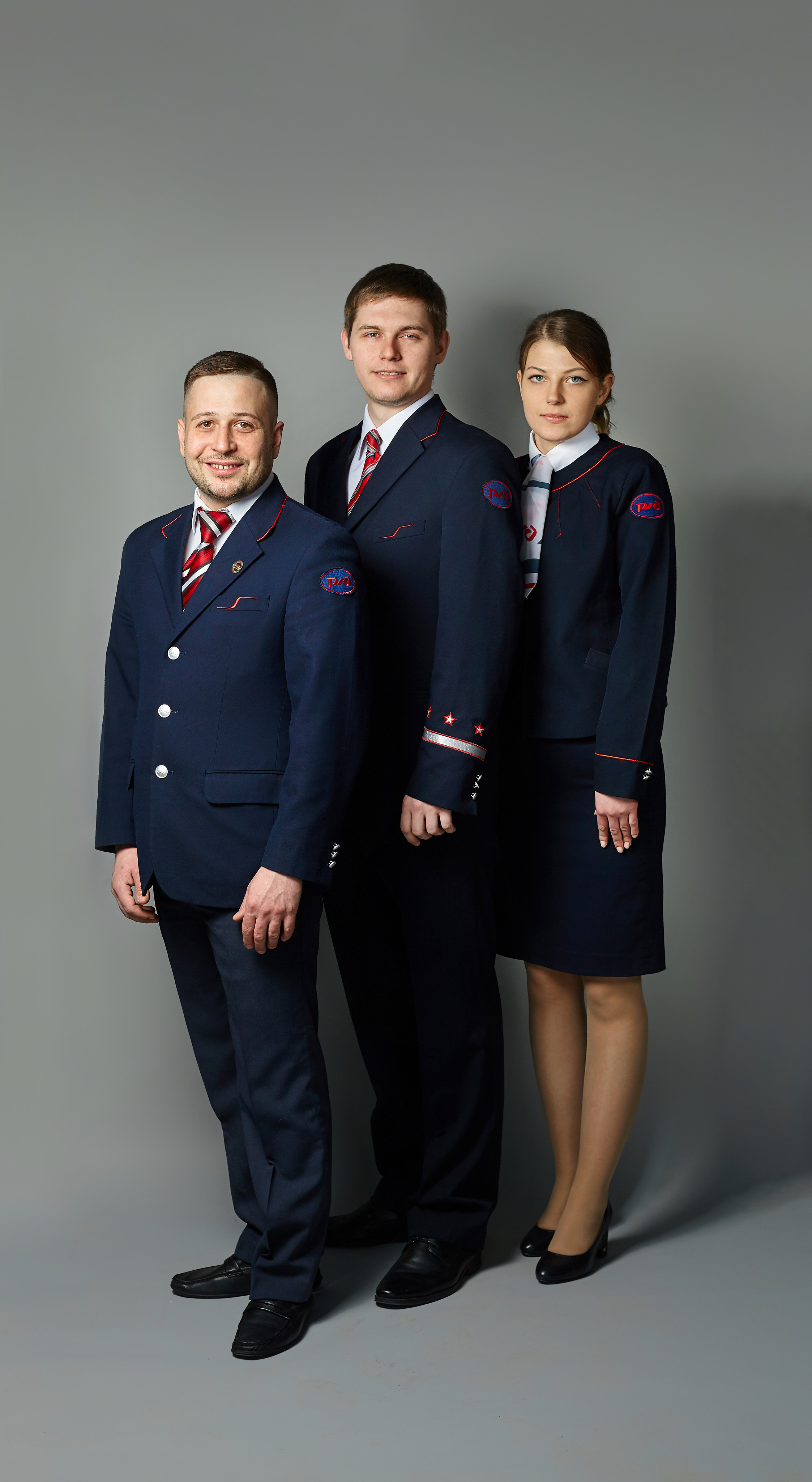 Групповой портрет сотрудников ржд в полный рост на сером фоне