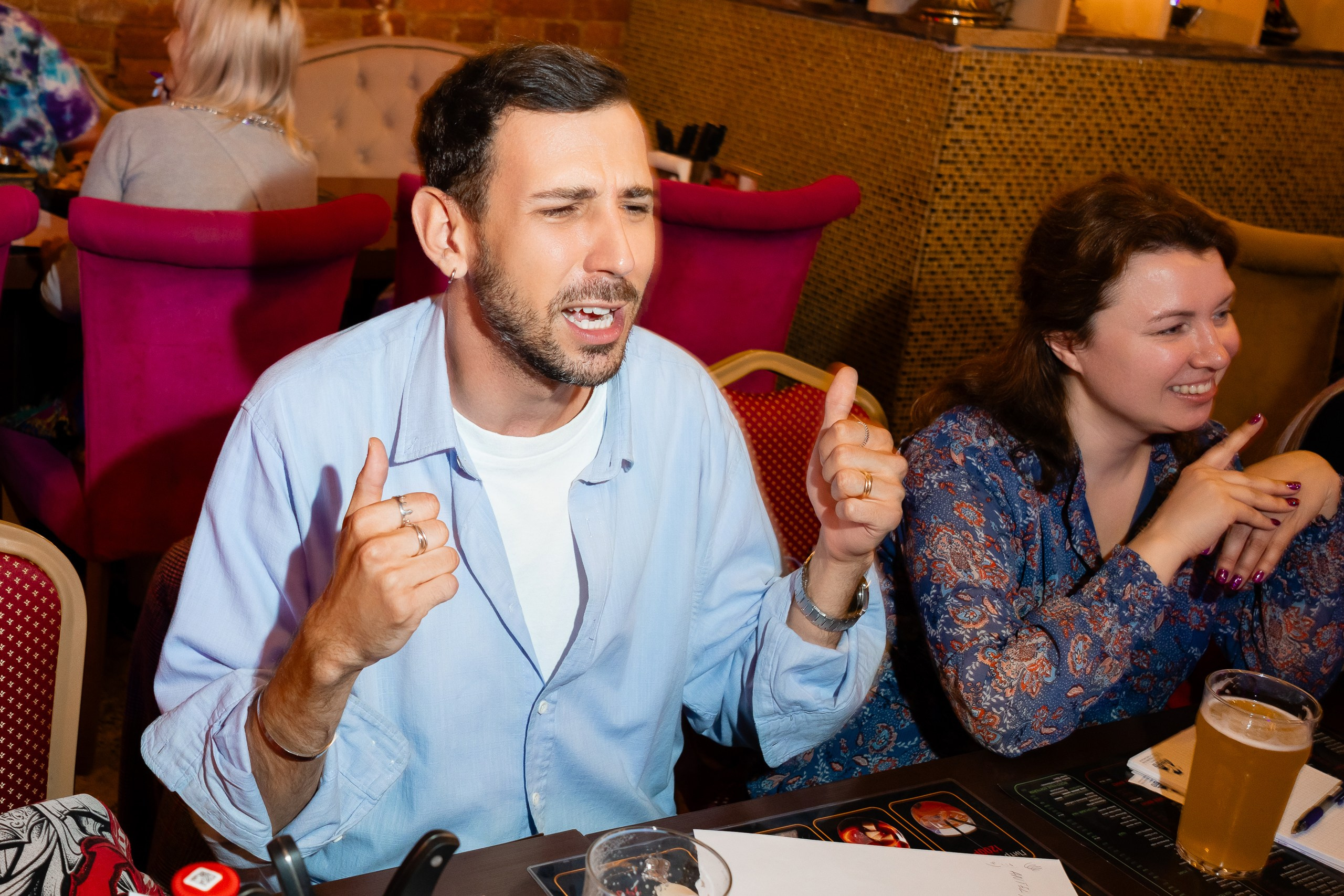 Радостные эмоции игрока на викторине квиз