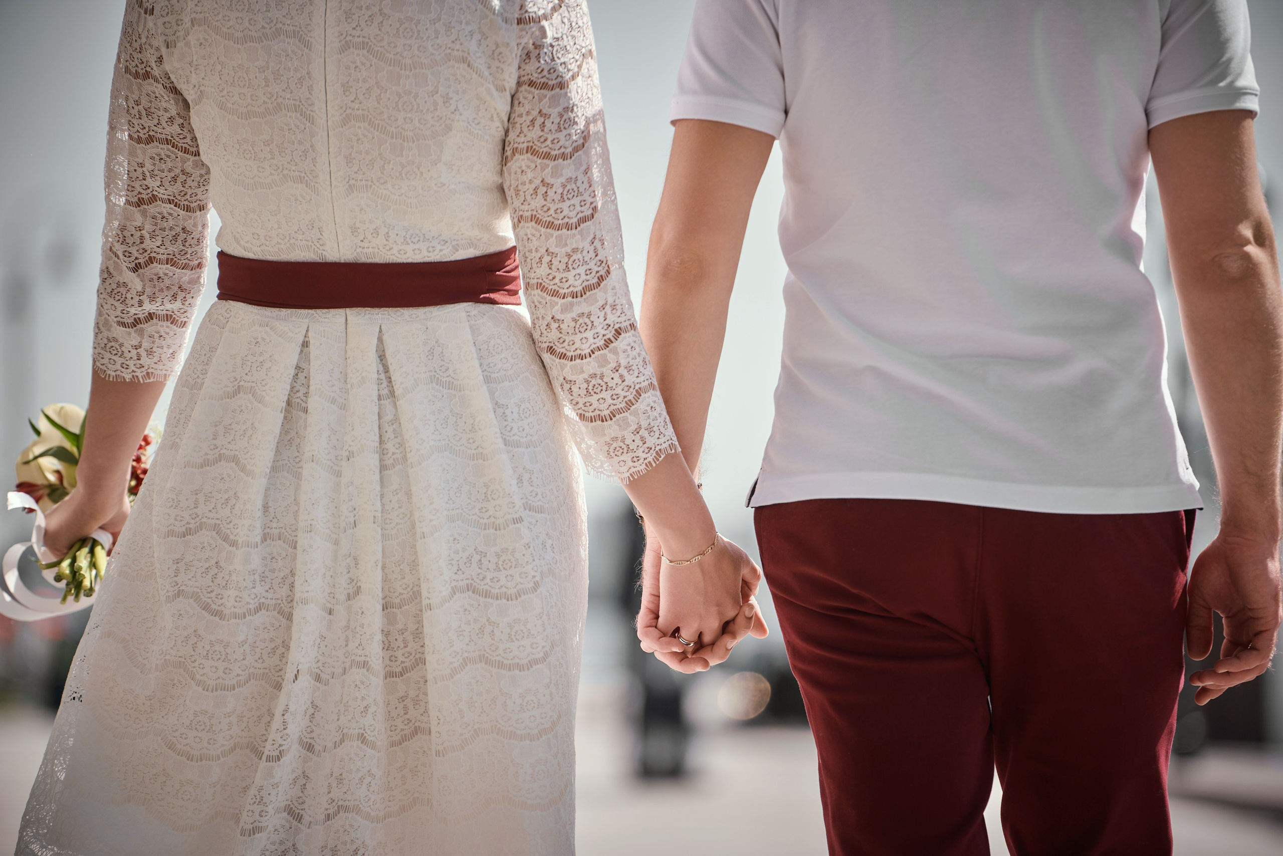 парень с девушкой держаться за руки