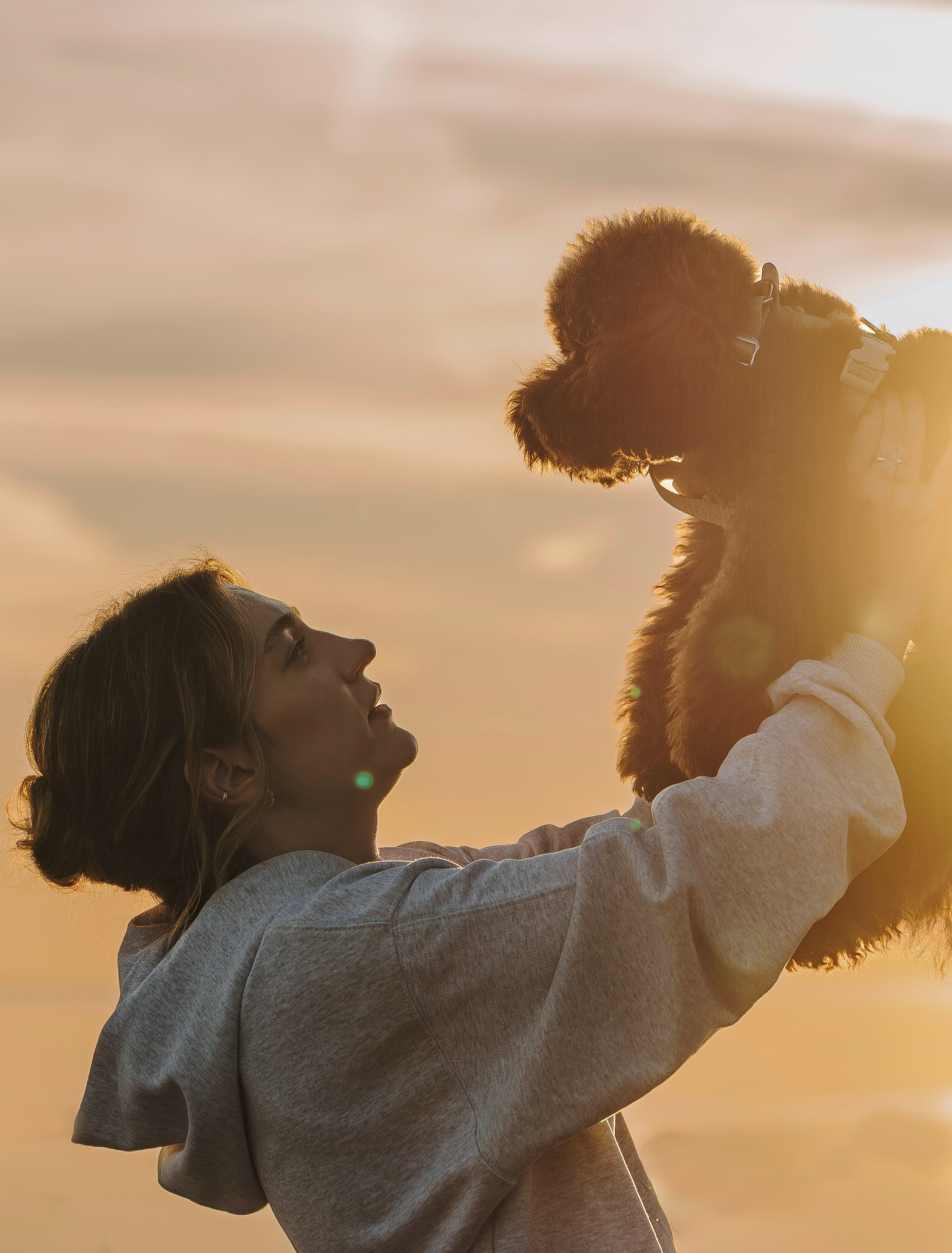 Фотосессия девушки с пуделем на пляже на закате. Фотограф анималист в Спб недорого Олеся Майорова