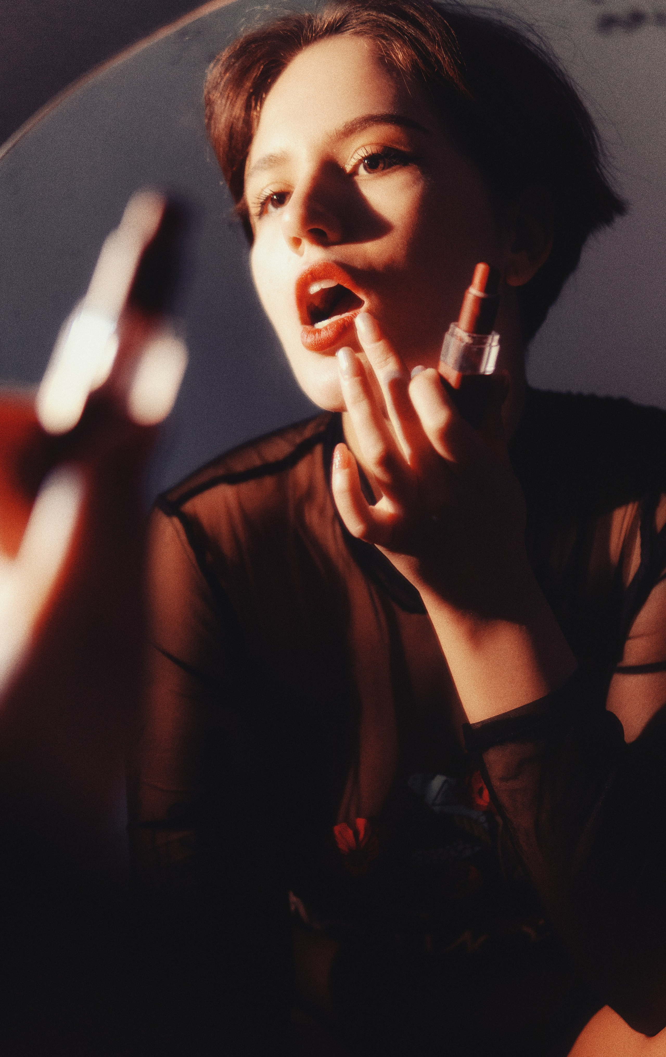 эмоциональный женский портрет дома у зеркала