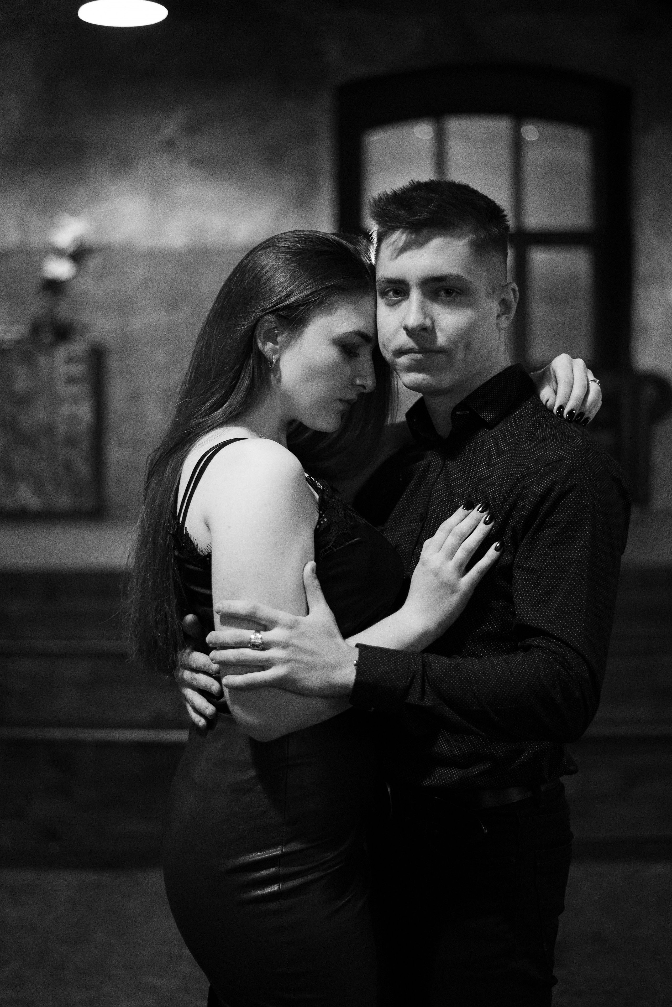 Черно-белый потрет в студии.