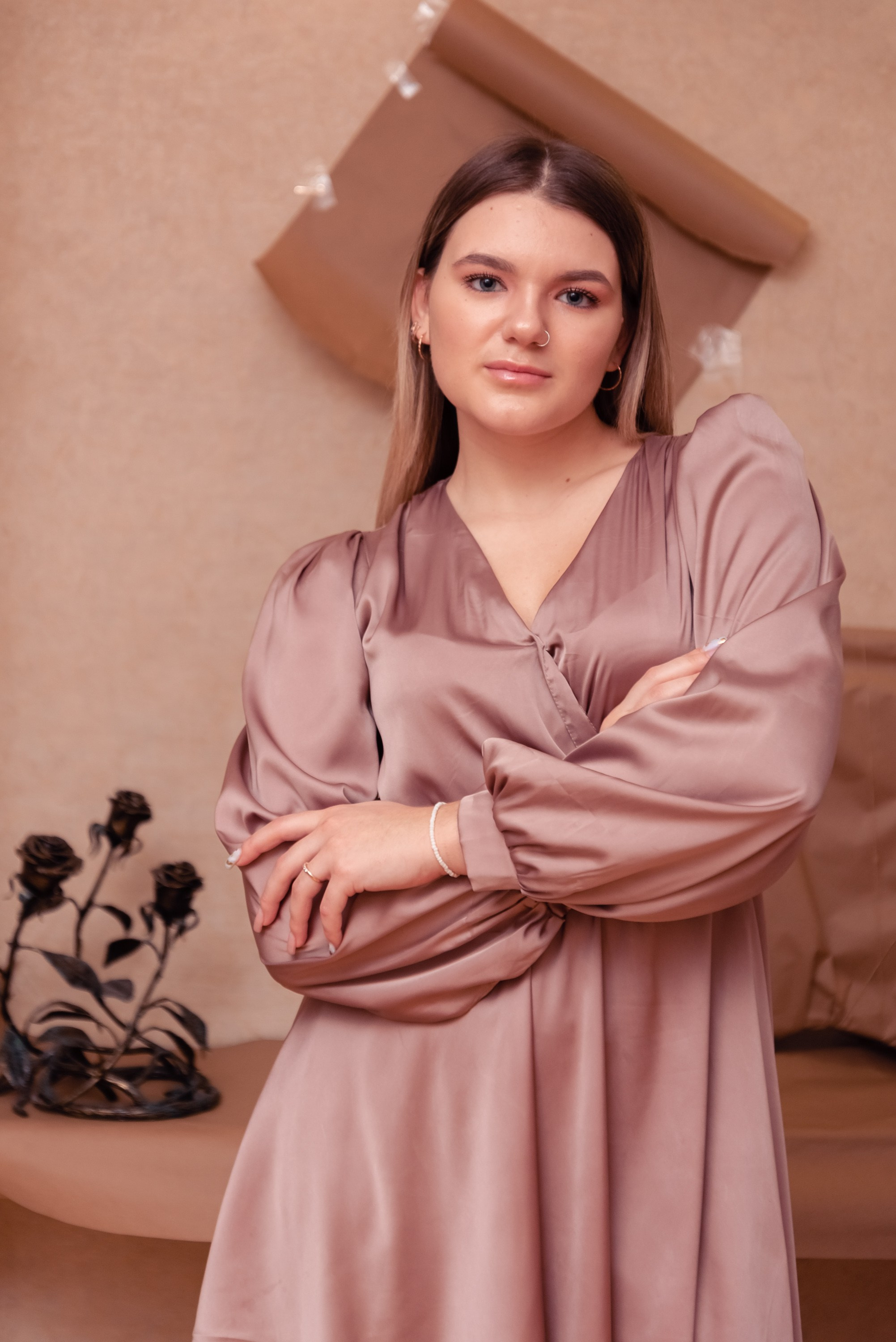 девушка королева в бежевом платье.