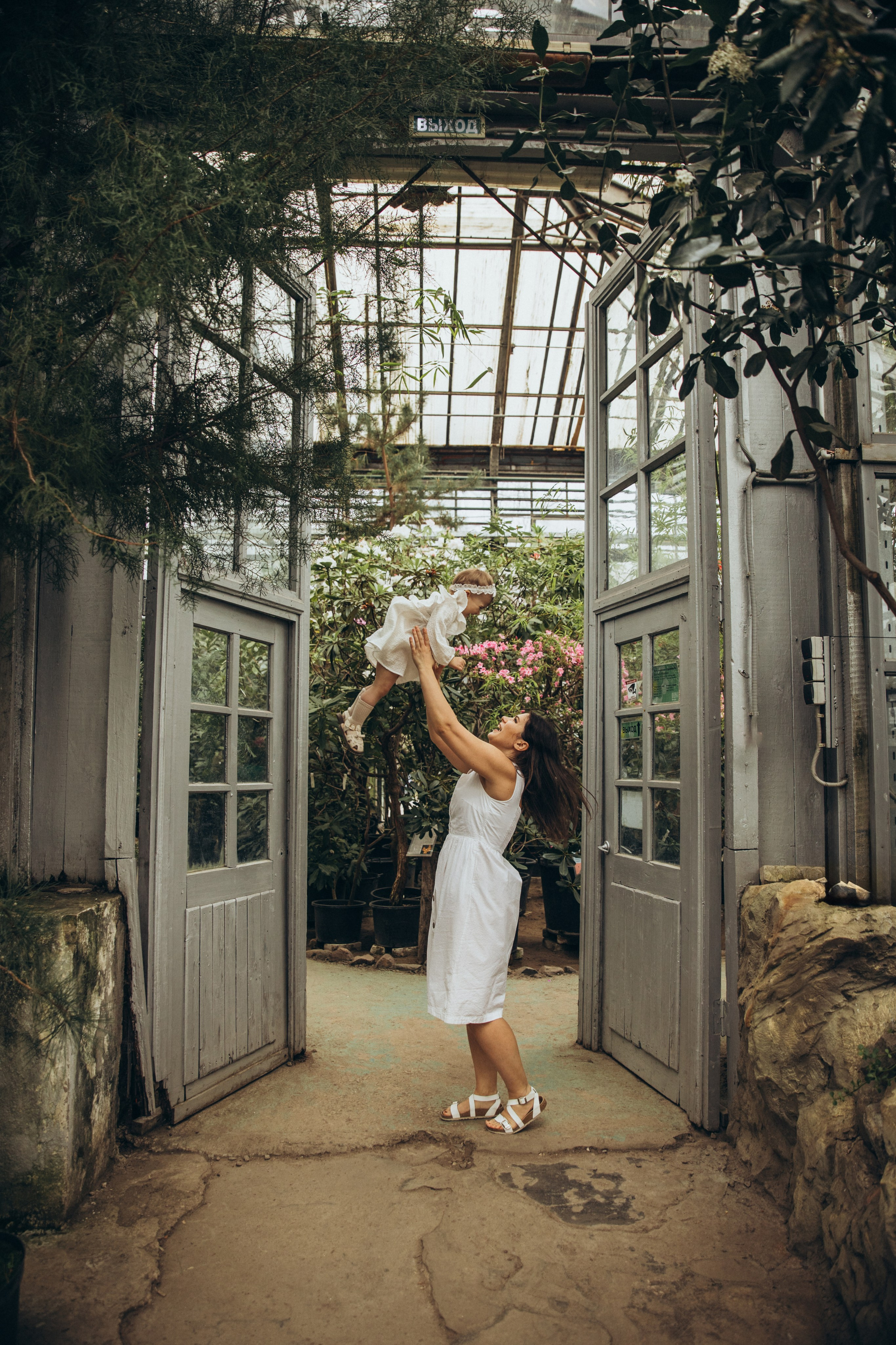 Мама и дочь оранжерея. Свадебный и семейный фотограф Москва и Московская область