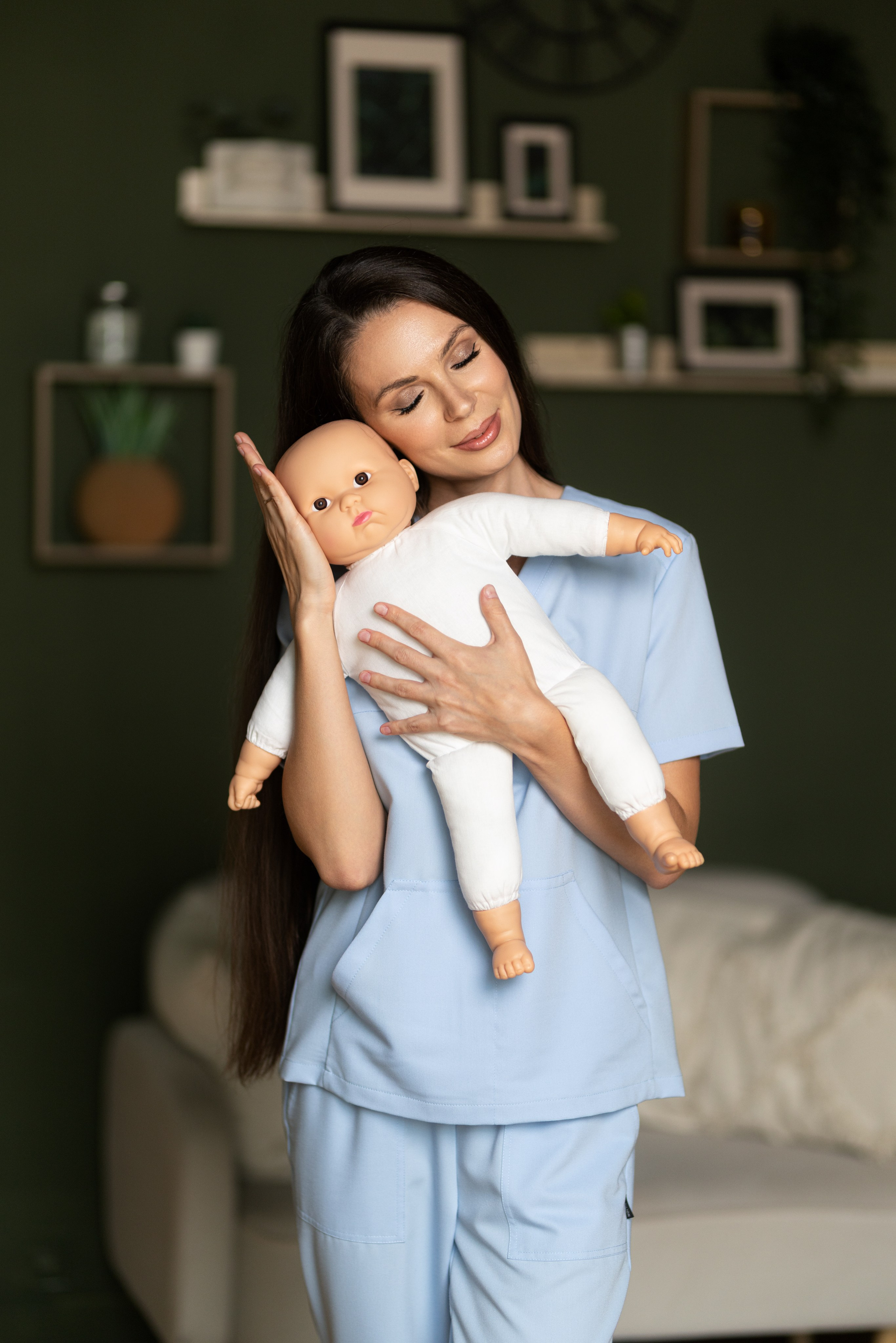 Контент съемка в студии с интерьером с Оксаной — специалиста по грудному вскармливанию для контента. Дмитрий Шульгин, портретный фотограф в Воронеже