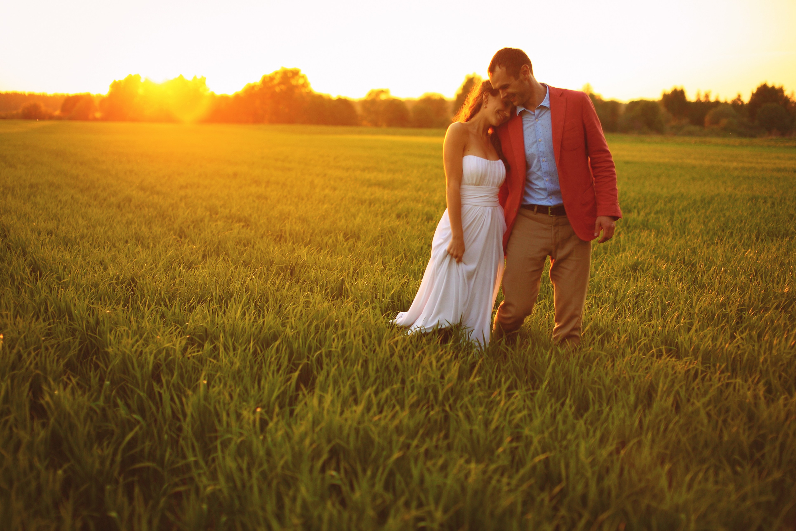 Душевная фотосессия пары в поле. Свадебный и репортажный фотограф в Ярославле и Санкт-Петербурге Роман Микрюков