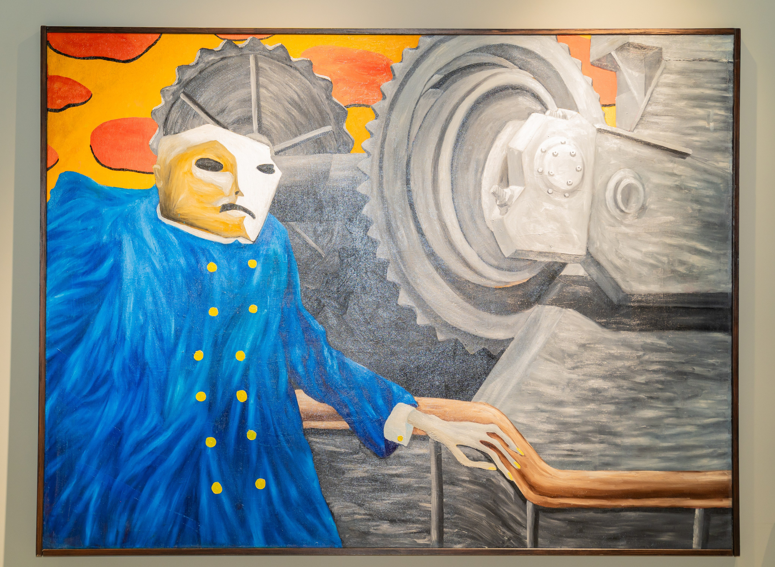 Современная живопись в Центре современного искусства им. Сергея Курёхина. Картина с фигурой в маске и промышленными механизмами. Выставка в Санкт-Петербурге. Фото Евгения Мальцева.